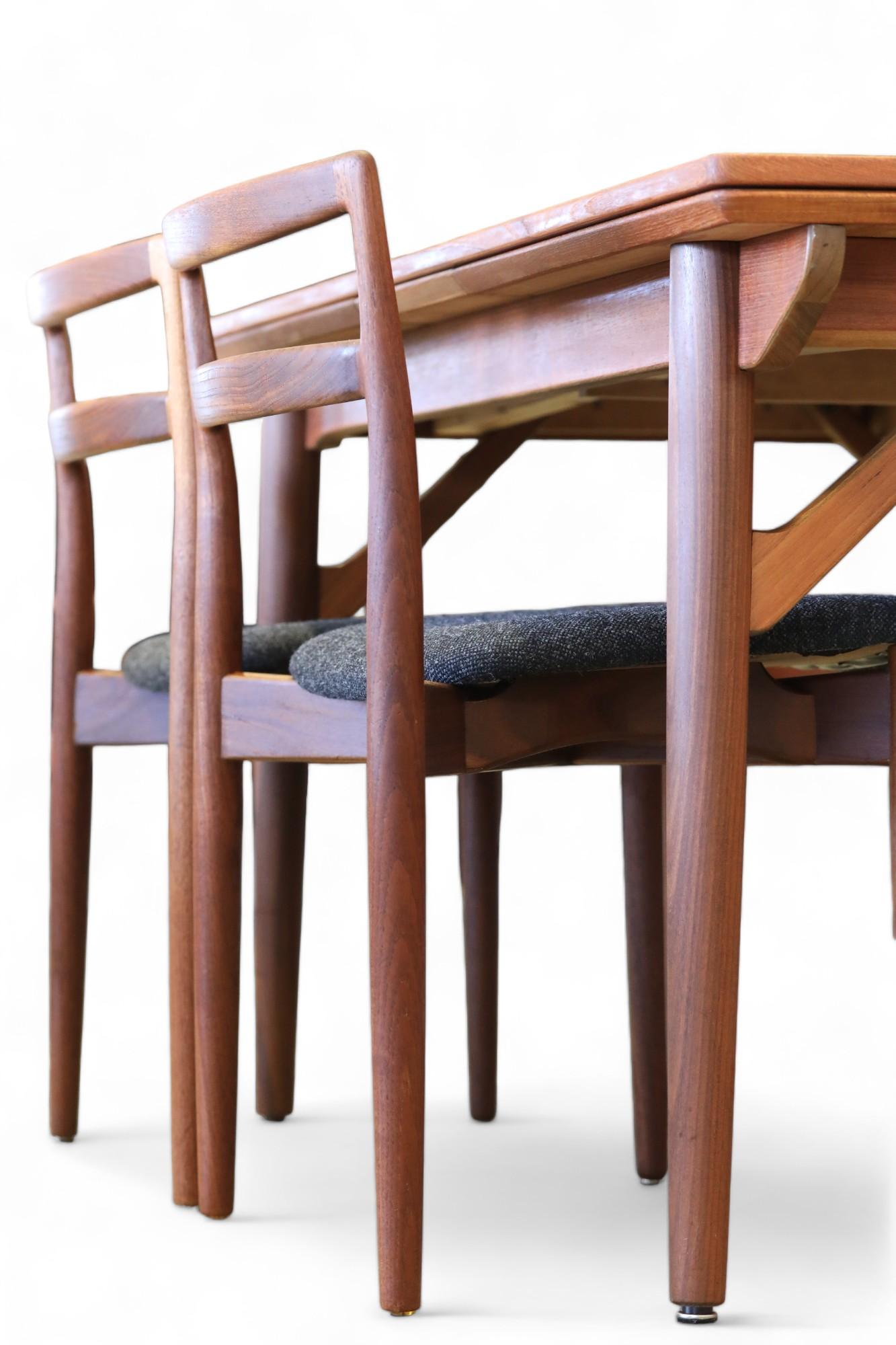 Chair in Teak by Harry Østergaard for Randers Møbelfabrik, 1960s, Set of 4 In Excellent Condition For Sale In Laxå, SE