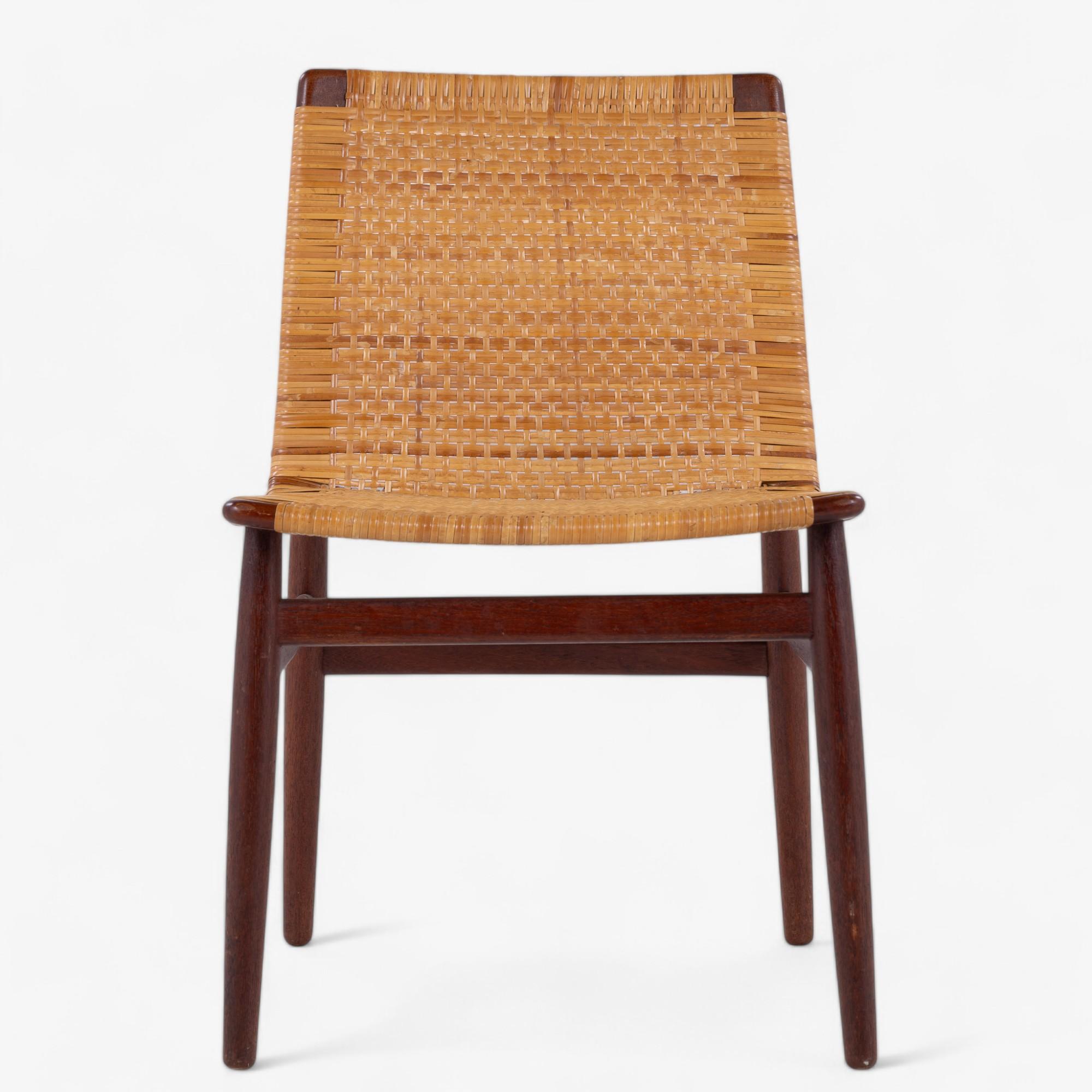 Sedia in teak con vimini patinato. Etichettato dal produttore.