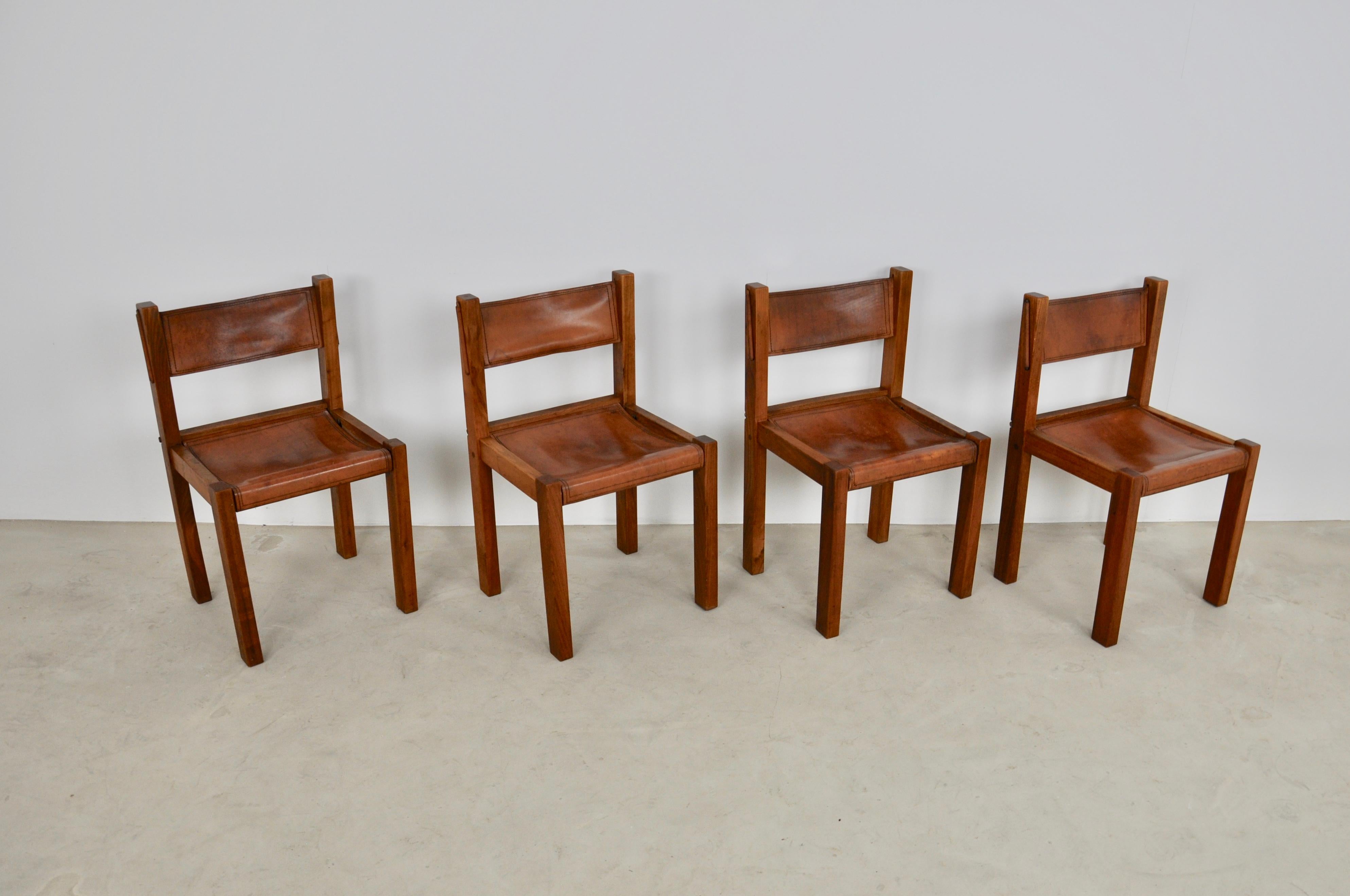 Set of 4 chairs in elm and leather. Beautiful details (see photo) wear due to time and age of the object. Measures: Seat height 45cm.