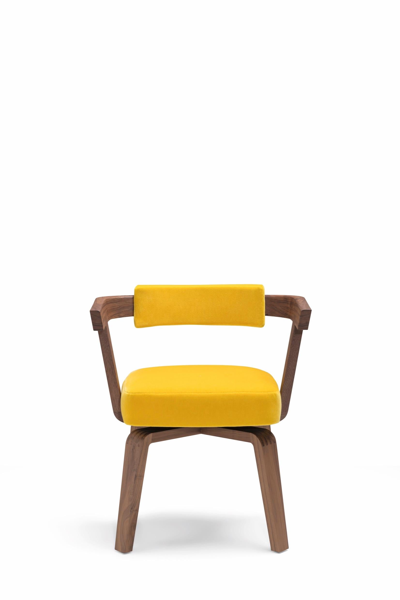 La chaise Porta Volta de Herzog & De Meuron, au design multifonctionnel, est un ajout bienvenu dans n'importe quel espace. Présentée dans la salle de lecture principale de la Bibliothèque nationale d'Israël à Jérusalem, cette chaise doit sa beauté