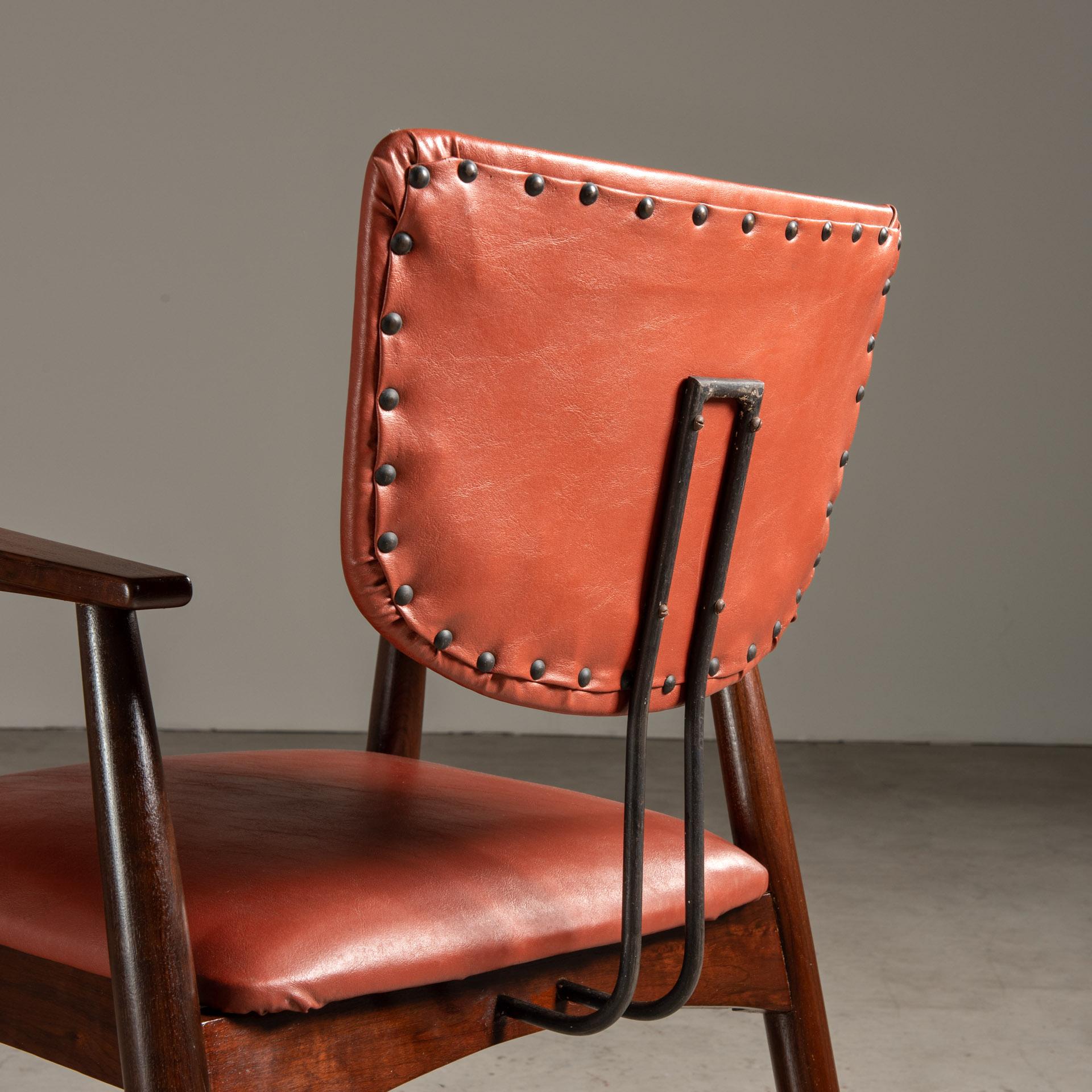 Mid-Century Modern Chaise brésilienne mi-siècle moderne en bois, fer et cuir, par Michel Arnoult en vente