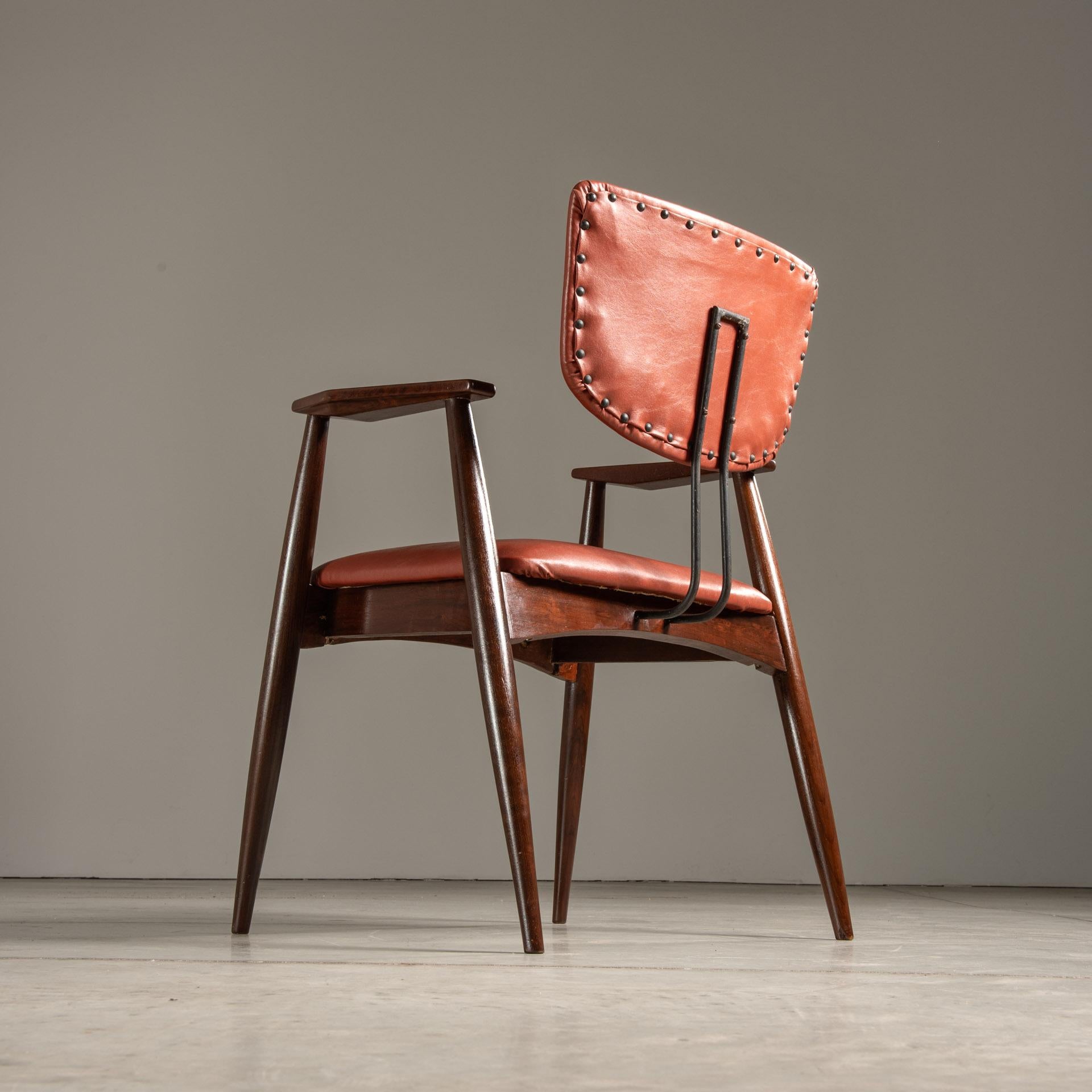 20ième siècle Chaise brésilienne mi-siècle moderne en bois, fer et cuir, par Michel Arnoult en vente