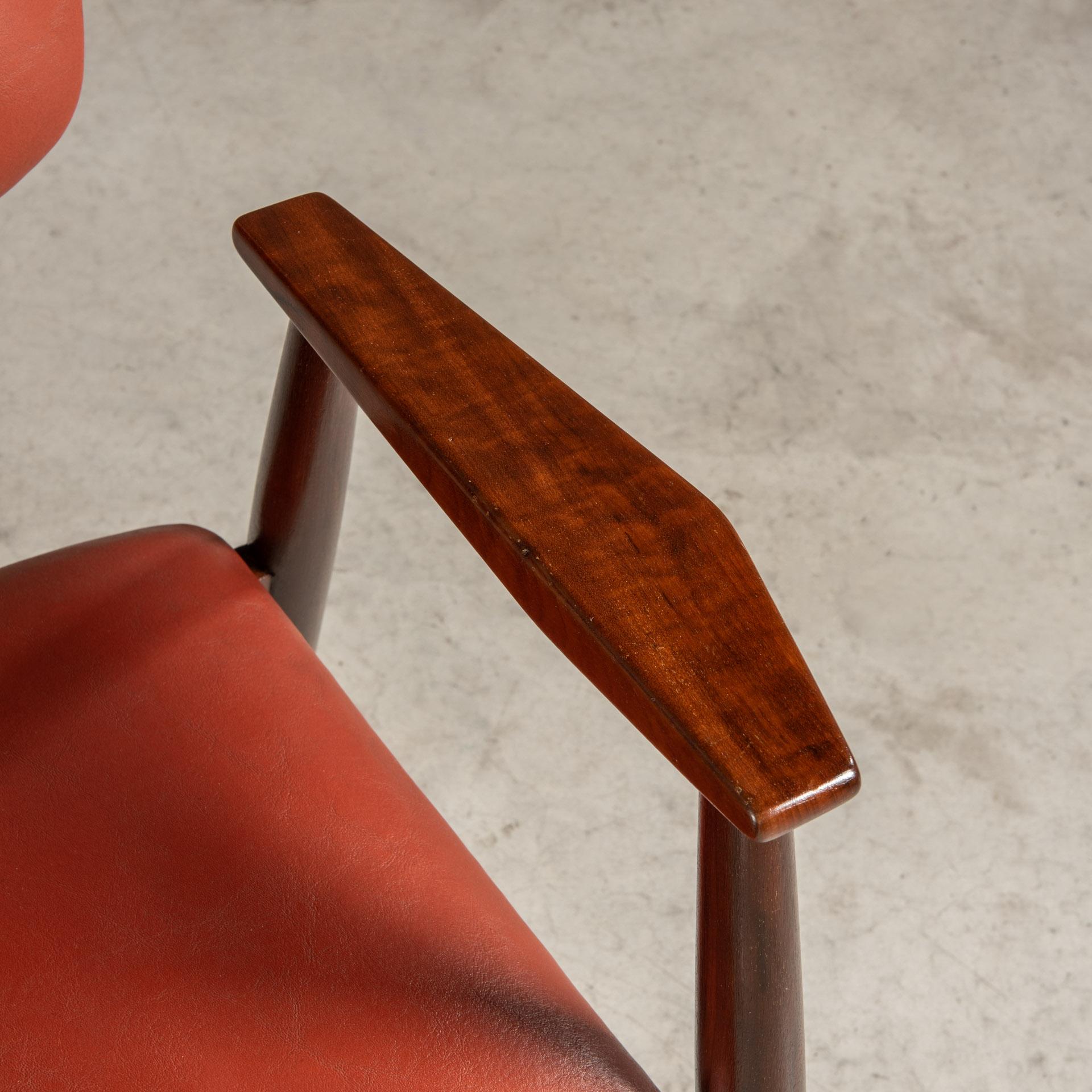 Chaise brésilienne mi-siècle moderne en bois, fer et cuir, par Michel Arnoult en vente 1