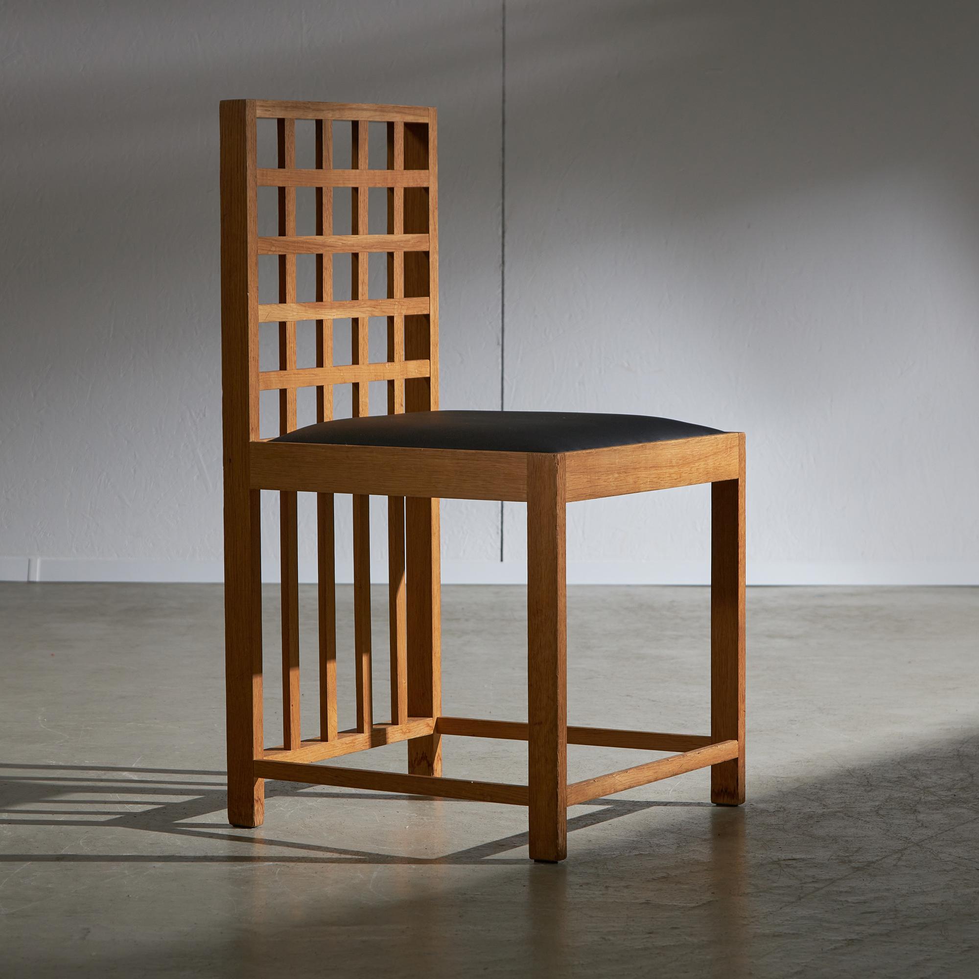 La silla, inspirada en un diseño de Charles Rennie Mackintosh, combina elementos de sencillez y exotismo de una forma elegante y cautivadora. Fabricada en madera y cuero, esta pieza exclusiva atraerá las miradas de todo aquel que la vea. La silla
