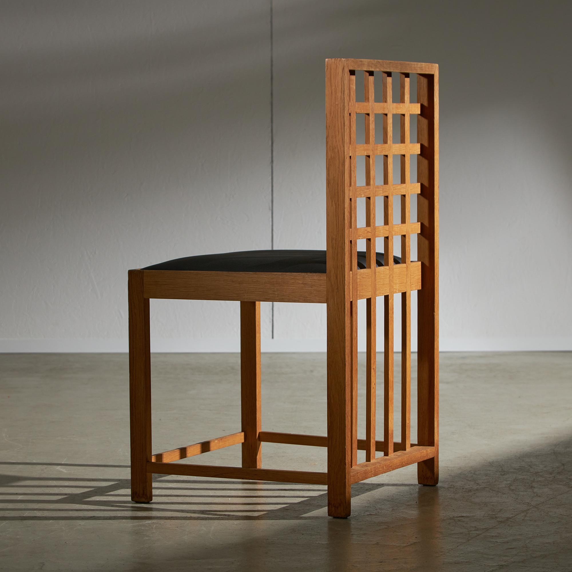 Silla inspirada en Charles Rennie Mackintosh (negra) en Bueno Estado en Budapest, HU