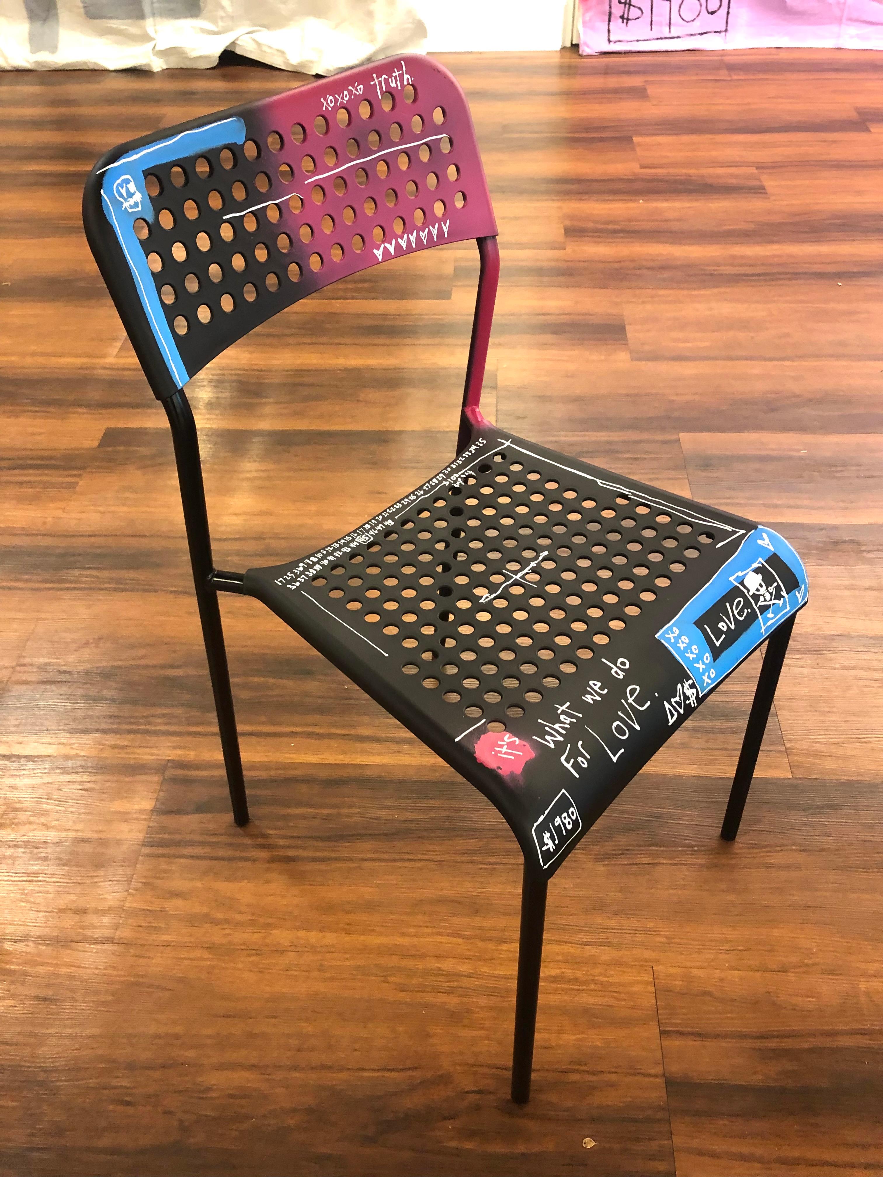Chair (IV) - chaise unique et de collection conçue par un artiste, étiquetée et signée par l'artiste. Taille : 31 H x 16 D x 16 W 

L'artiste multidisciplinaire Adams embrasse le grain et la texture du grunge, qu'il mêle à l'iconographie vivante de