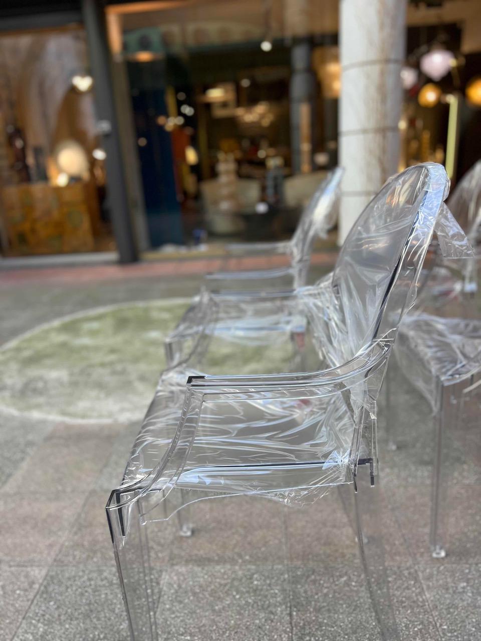 Sedia - Louis Ghost, Kartell by Starck, 2000
Tipo : Poltrona impilabile
Colore: Cristallo
Materiale: plastica
Dimensioni : L 54 cm x P 55 cm x H 94 - Seduta : H 47 cm - Braccioli : H 67 cm
Peso: 4.8 kg
Caratteristiche : Icona del design (data di