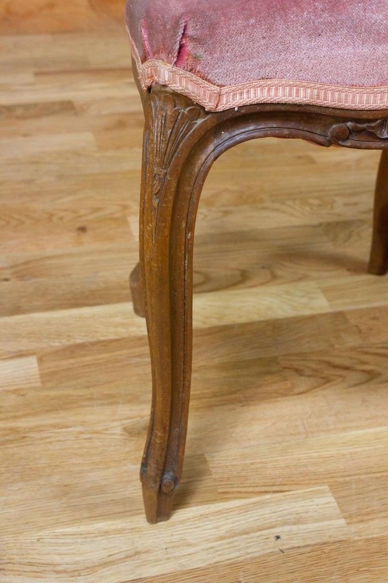 Charmanter Louis XV Stuhl aus Holz und Samt. Die Rückseite ist durchbrochen und mit Schriftrollen, Rocaille, Blumen und Akanthusblättern verziert. 
Der Sitz ist mit rosa Samt bezogen. 
Der Sockel ist gewölbt. 

Frankreich 19. Jahrhundert