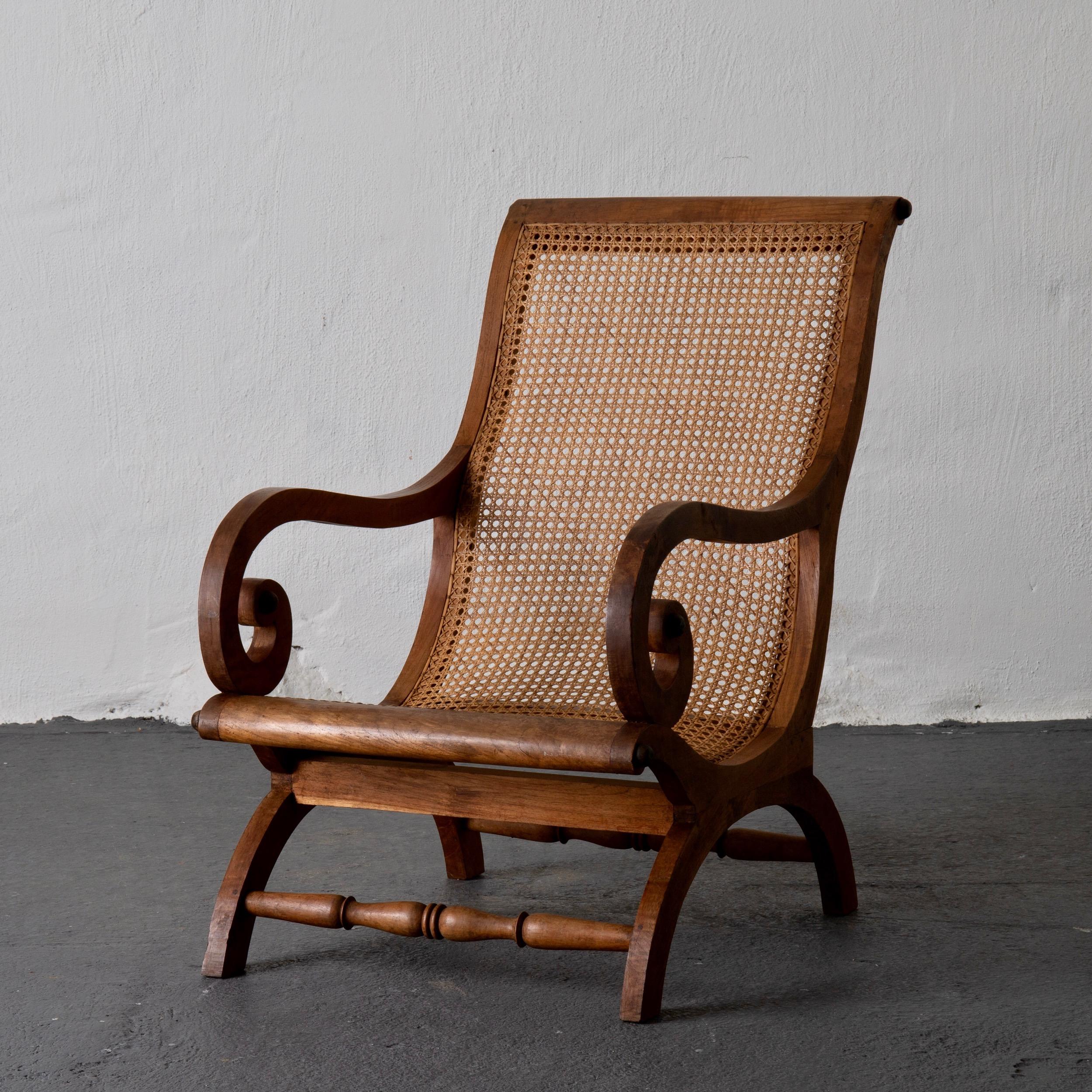 Chaise lounge suédoise du 20ème siècle en rotin:: Suède. Un fauteuil magnifique et décontracté fabriqué au milieu du 19e siècle en Suède. Cadre en orme et siège en rotin 

 