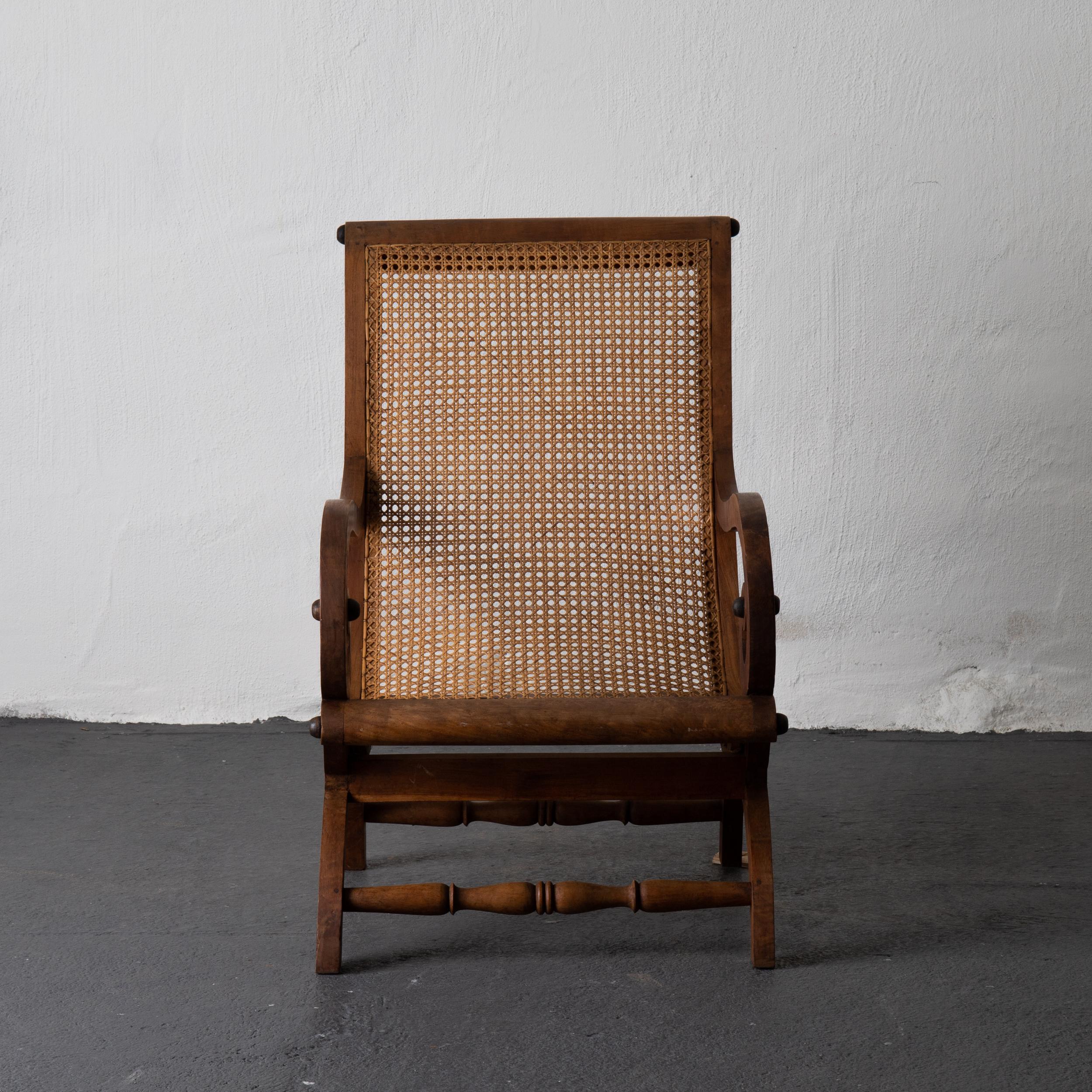 Mid-Century Modern Chaise Lounge suédoise 20ème siècle Bois Rotin:: Suède