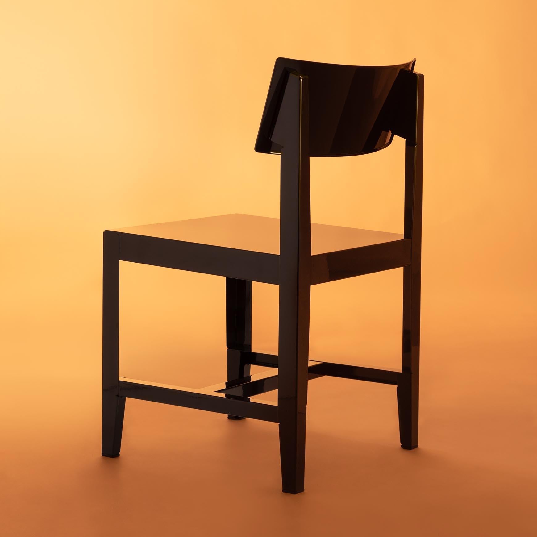 Der von Konstantin Grcic für Magis entworfene Bishop ist ein Stuhl, der sich durch sein essentielles und kühnes Profil auszeichnet und für zeitgenössische Räume konzipiert wurde, in denen die Geometrie zu einem Design-Statement wird. Der 2025 auf