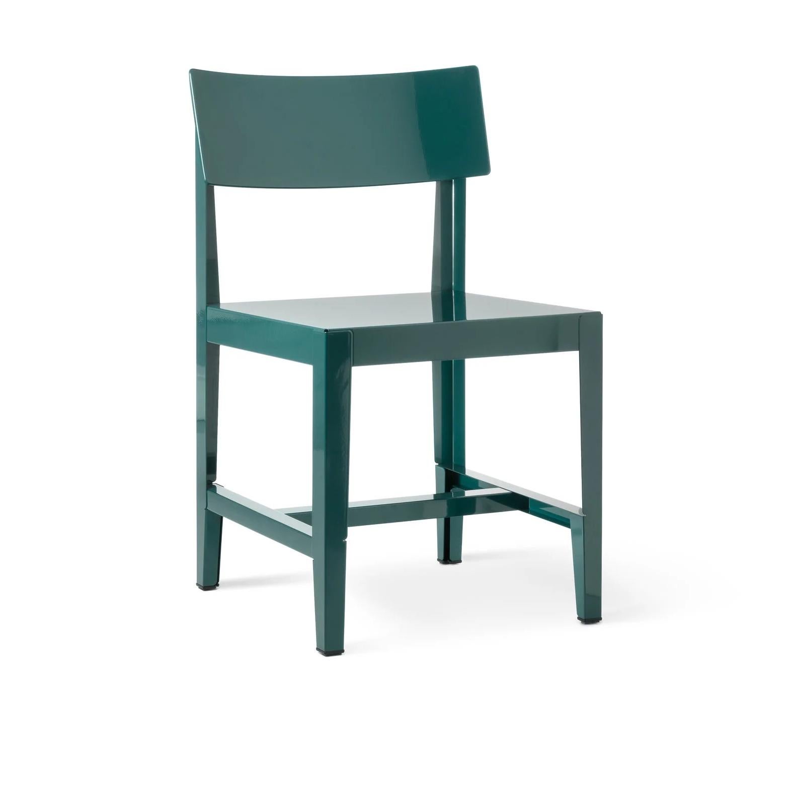 Der von Konstantin Grcic für Magis entworfene Bishop ist ein Stuhl, der sich durch sein essentielles und kühnes Profil auszeichnet und für zeitgenössische Räume konzipiert wurde, in denen die Geometrie zu einem Design-Statement wird. Der 2025 auf