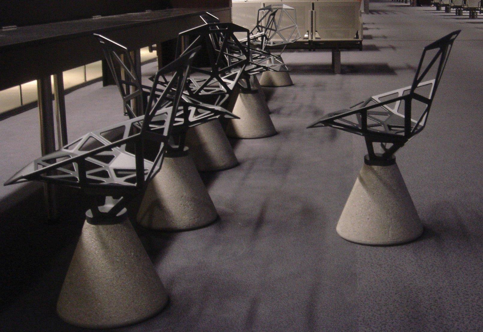 Italiano Sedia Magis Chair_One - Base in cemento Nature e sedile in alluminio nero in vendita