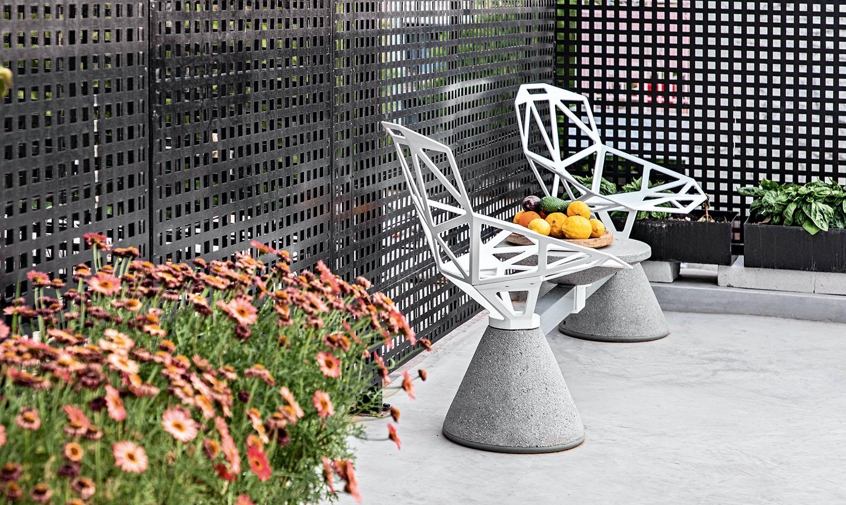 Sedia Magis Chair_One - Base in cemento Nature e sedile in alluminio nero in vendita 1