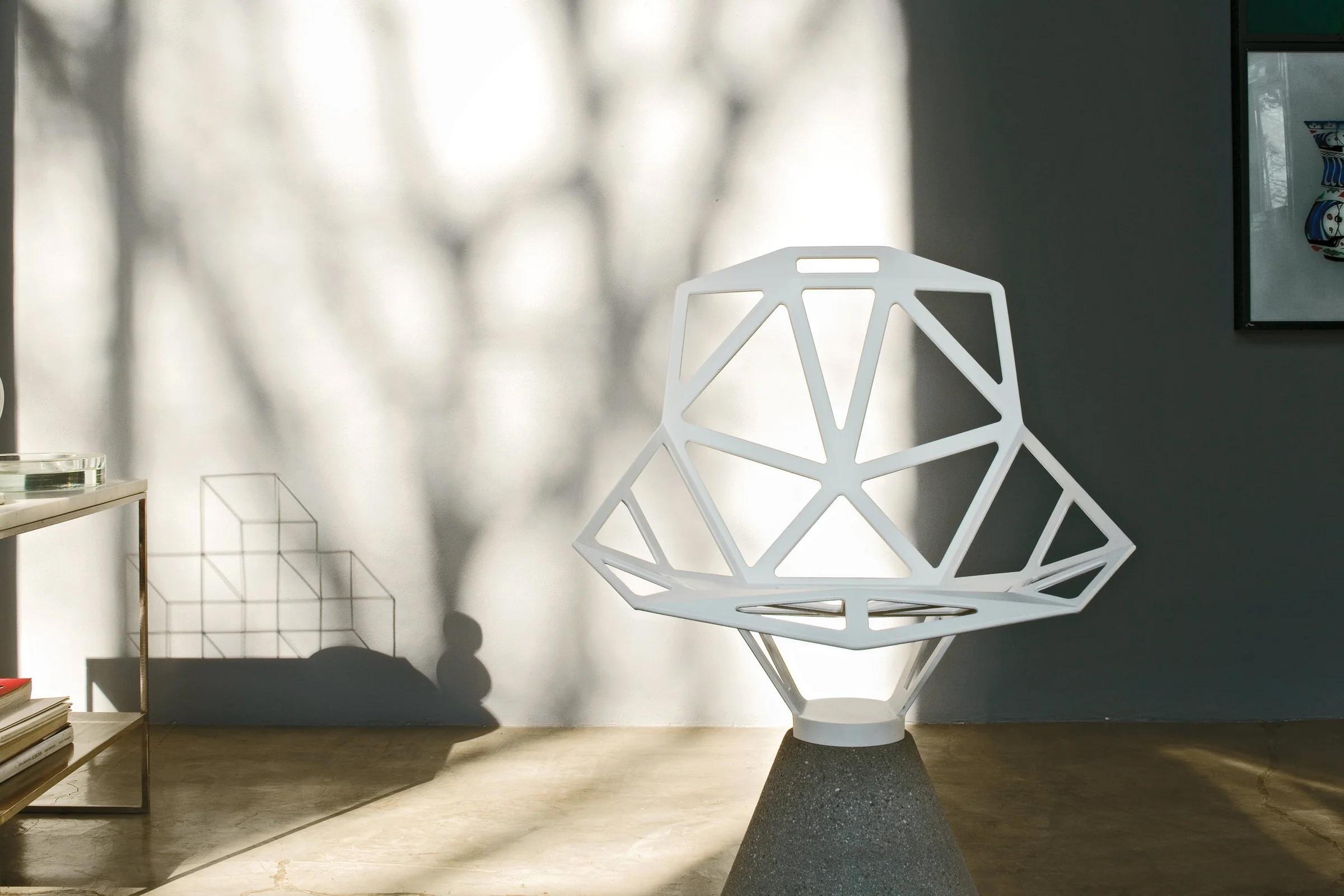 Sedia Magis Chair_One - Base in cemento Nature e sedile in alluminio nero in vendita 2