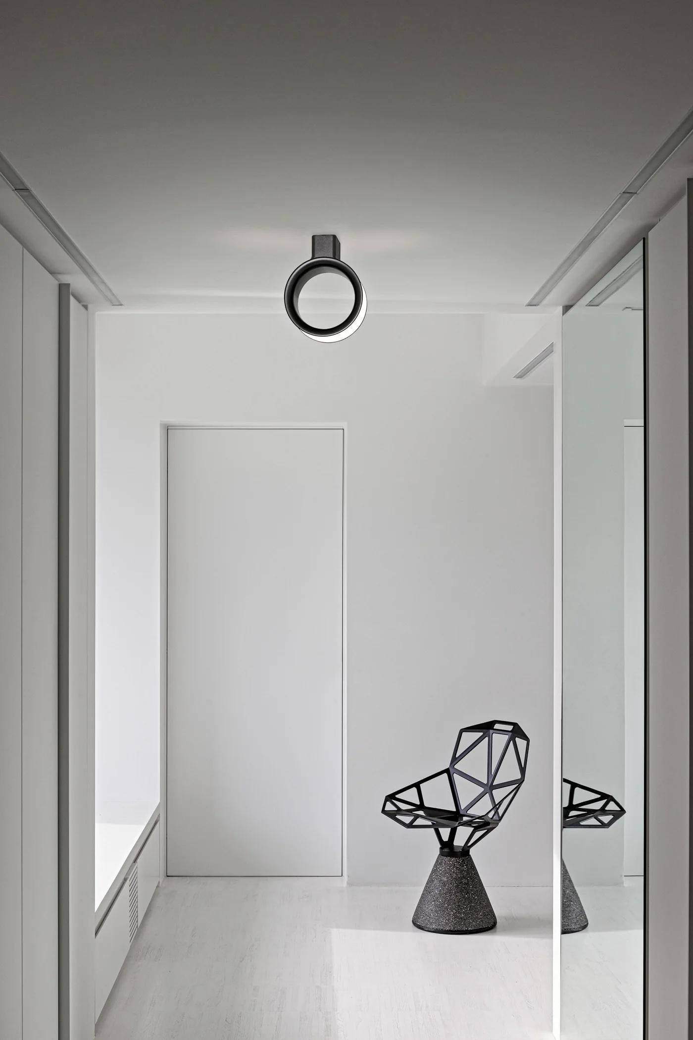 Disegnata da Konstantin Grcic per Magis, Chair/One è un'icona del design industriale contemporaneo. Caratterizzata da una presenza geometrica e architettonica, la sedia abbina una base in cemento naturale a una seduta in alluminio pressofuso,