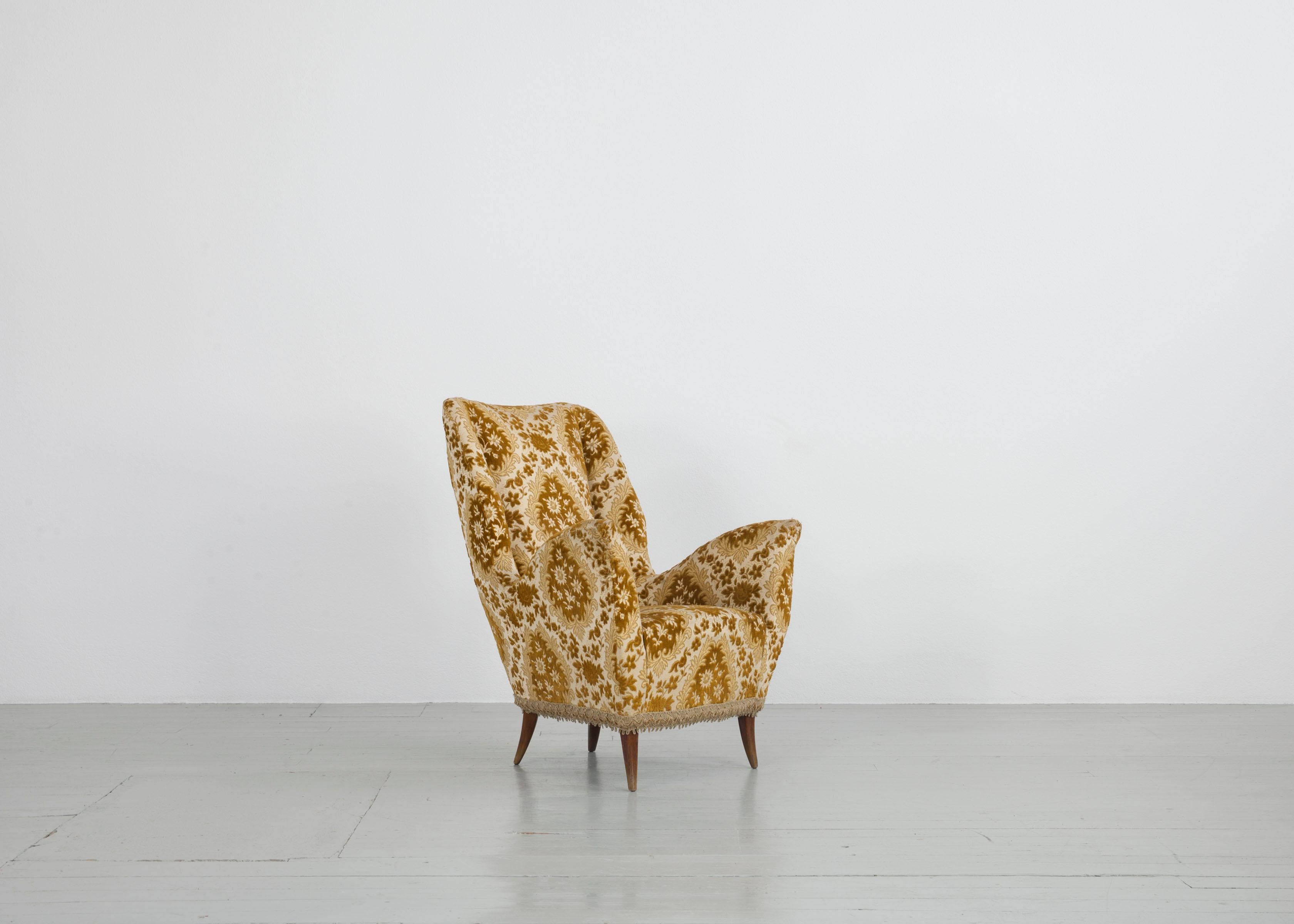 Cet extravagant fauteuil italien a été fabriqué par I.S.A. Bergamo dans les années 1950. Le corps du meuble est recouvert d'un tissu de brocart jaune et est soutenu par quatre pieds en bois patiné. Le fauteuil est en état vintage.

N'hésitez pas à