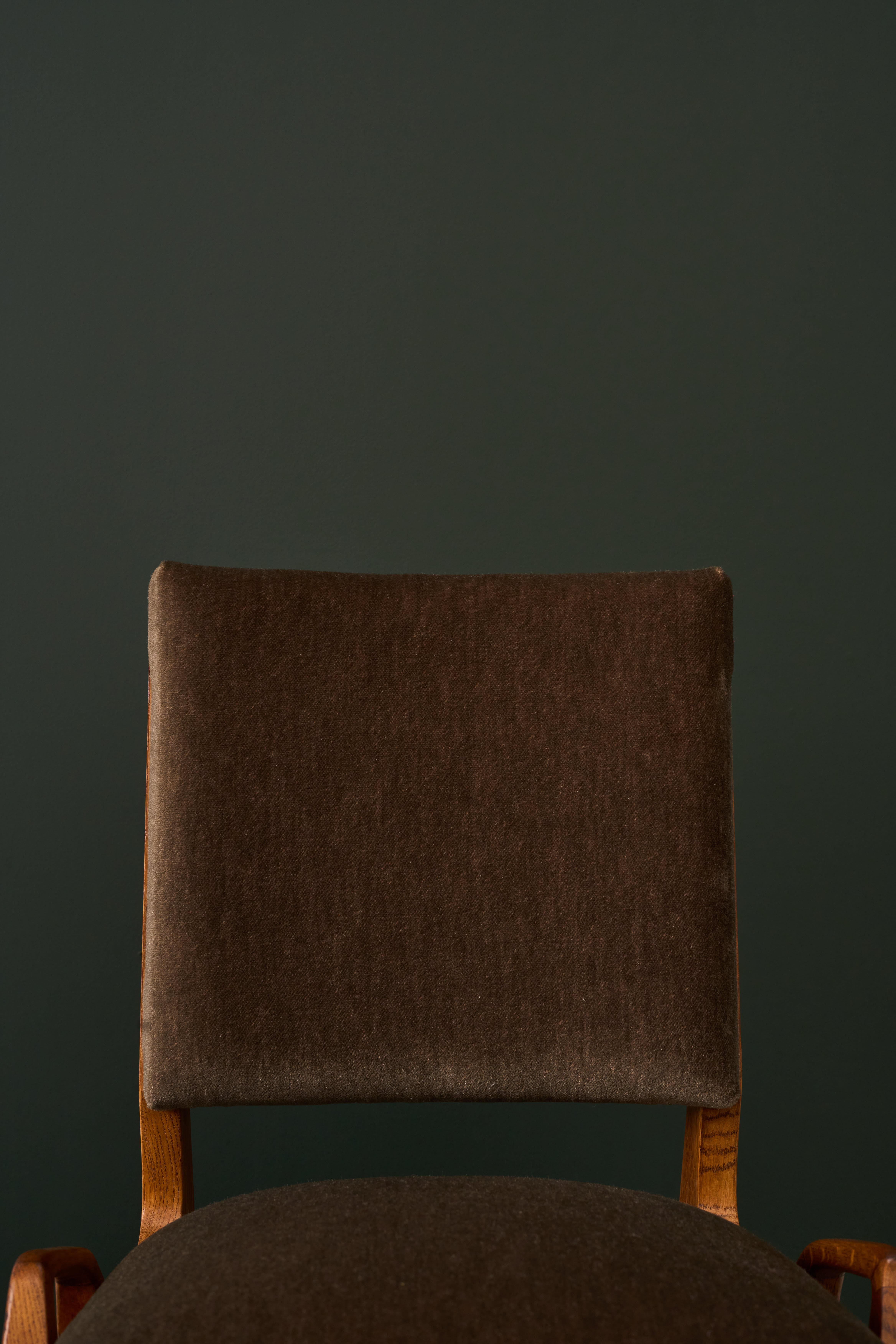 Ein Paar Stühle, entworfen von Maurice Pré, einem berühmten französischen Designer der 50er Jahre. Ihr eleganter Stil verschmilzt
perfekt mit zeitgenössischen Möbeln kombinieren. Vollständig restauriert und neu gepolstert in einem schönen Mohair.