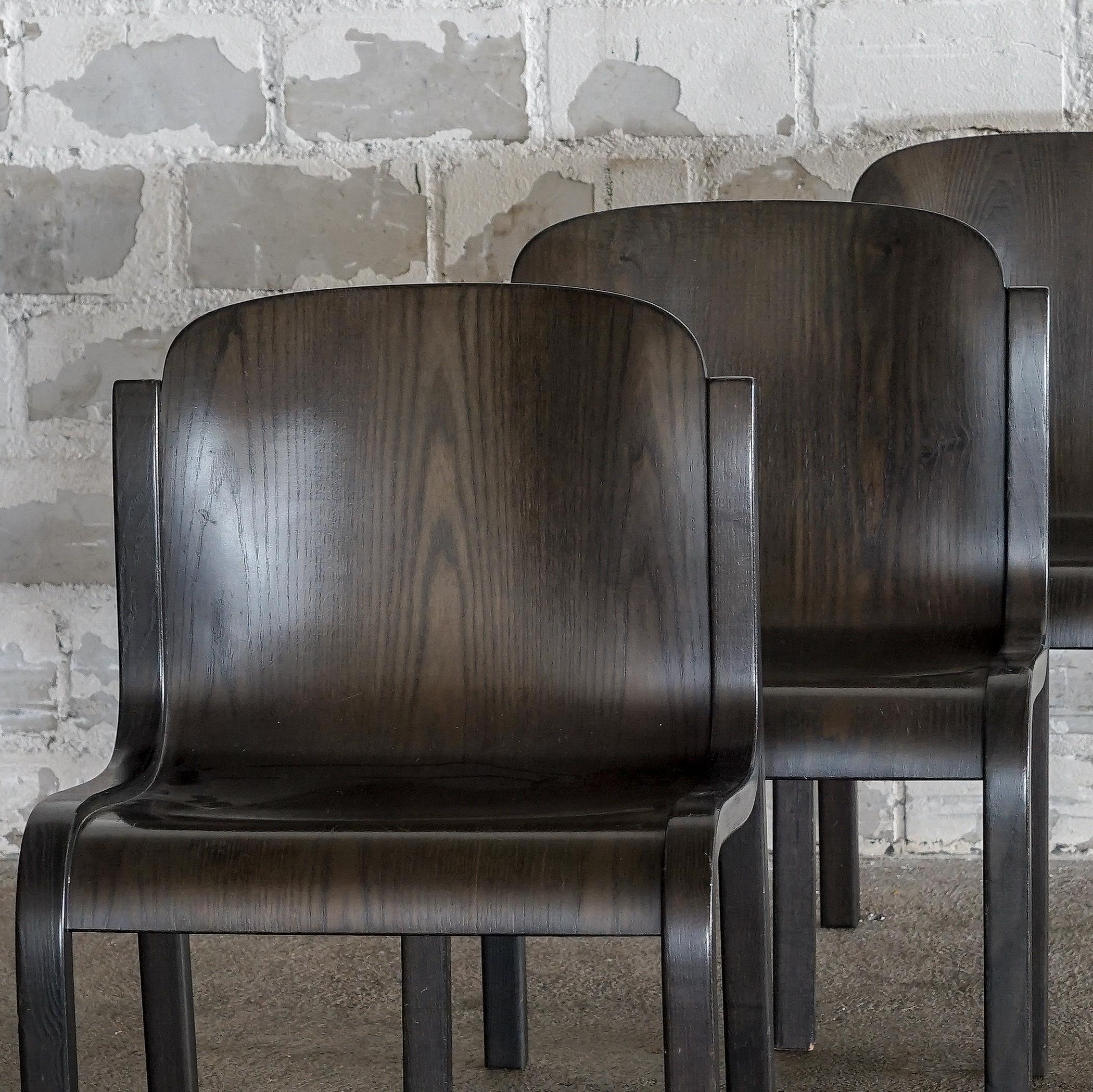 The harmonious, curved shape of the chairs melts the heart of every connoisseur of Italian design. The curved plywood seat merges into the legs in a single sweep. The chairs are very light, but at the same time very stabile and robust. The chairs