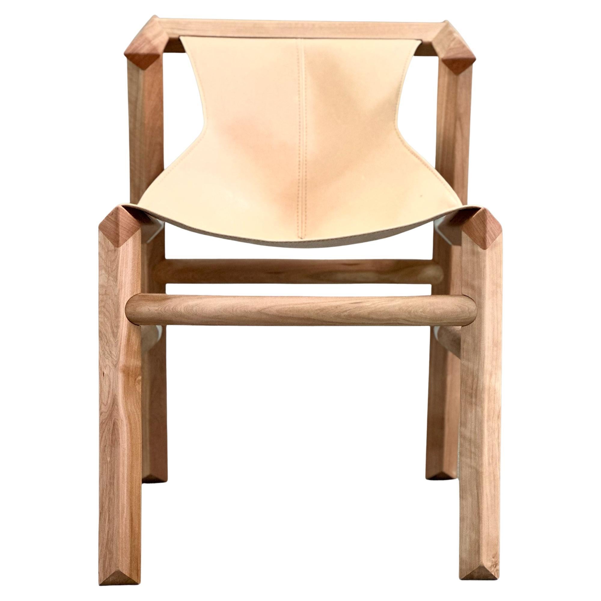 Die Designsprache und der Konstruktionsprozess des Stuhls basieren auf der Slow-Made-Philosophie, die traditionelle und moderne Techniken, 3D-gedruckte Verbindungen, digitale Fertigung und Handarbeit miteinander verbindet.
Jeder Stuhl wird von