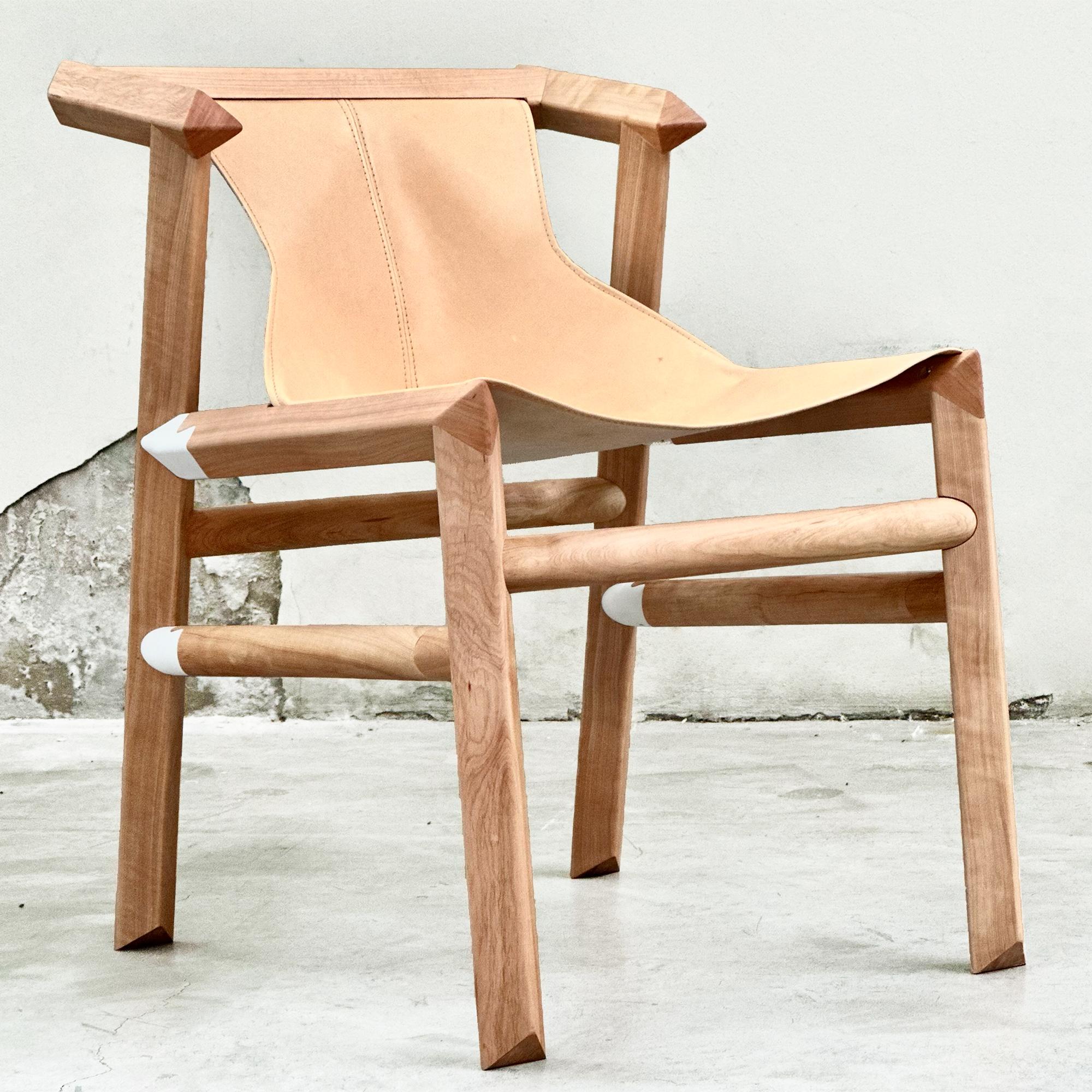 Minimaliste Chaise de salle à manger en bois et cuir de Patagonia en vente