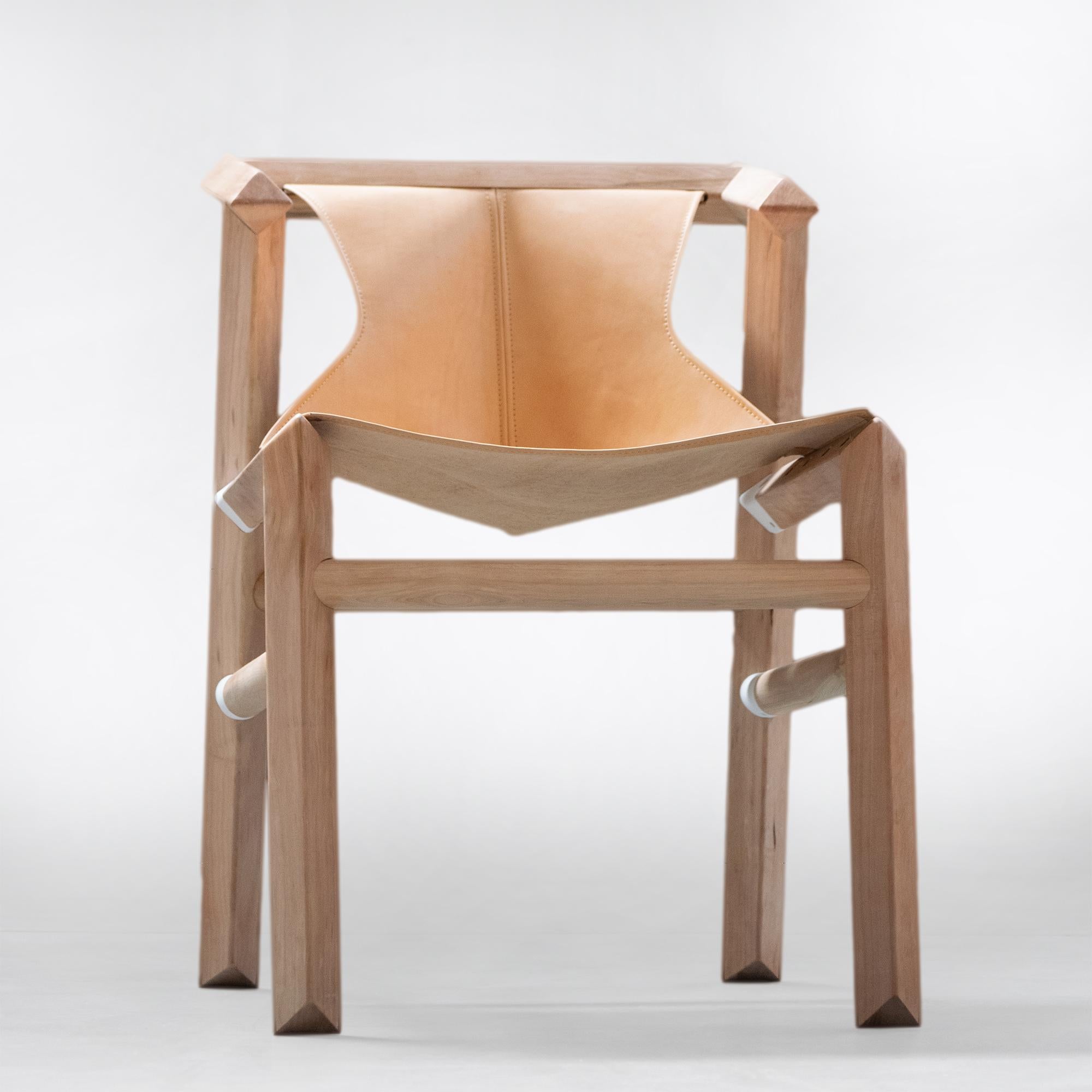 Chaise de salle à manger en bois et cuir de Patagonia Neuf - En vente à Ciudad Autónoma Buenos Aires, AR