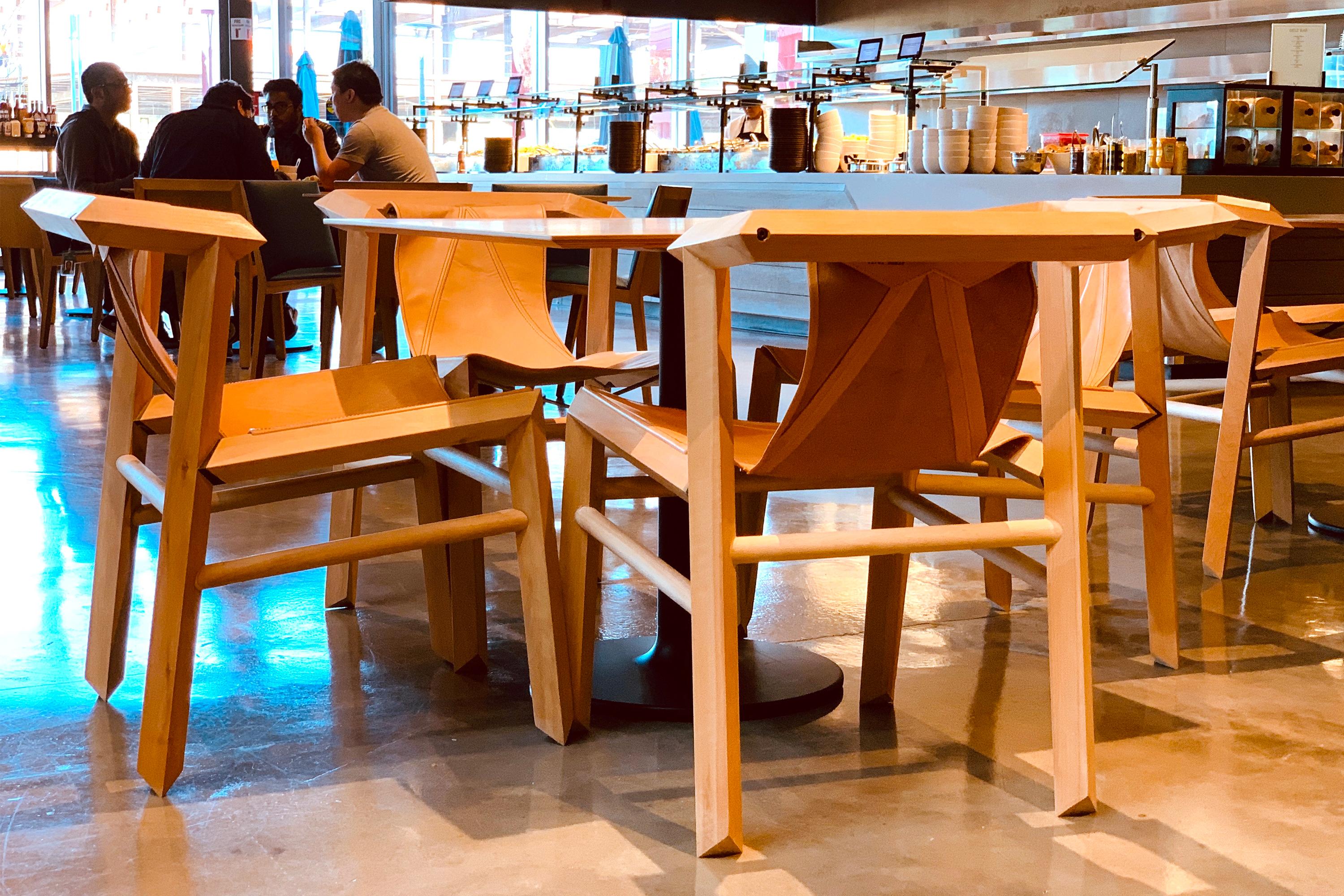 XXIe siècle et contemporain Chaise de salle à manger en bois et cuir de Patagonia en vente