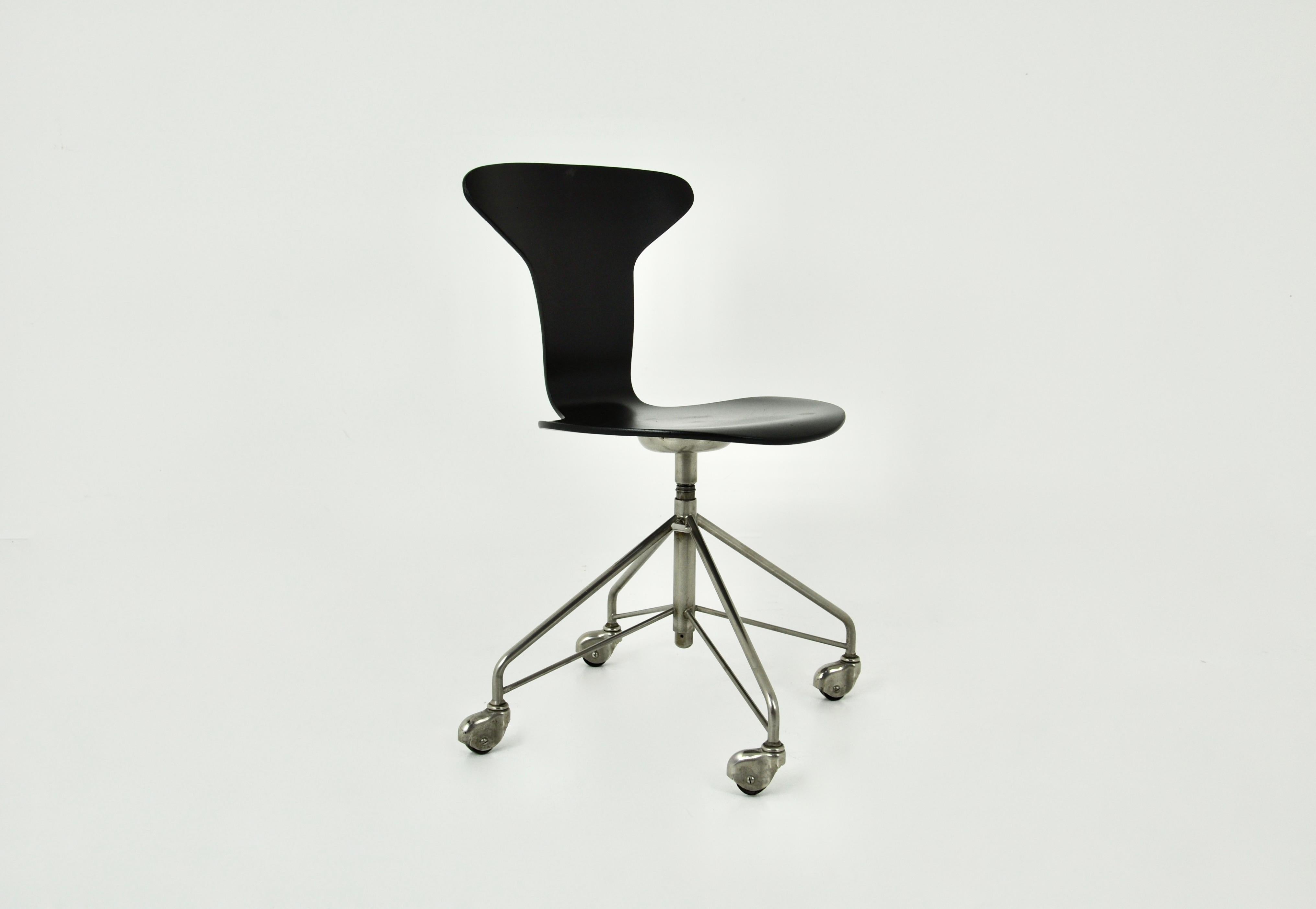 Chaise de bureau en bois et métal. Il pivote sur lui-même et est réglable en hauteur. Hauteur maximale : 87 cm, hauteur maximale de l'assise : 55 cm. Estampillé sur la face inférieure. Usure due au temps et à l'âge de la chaise.