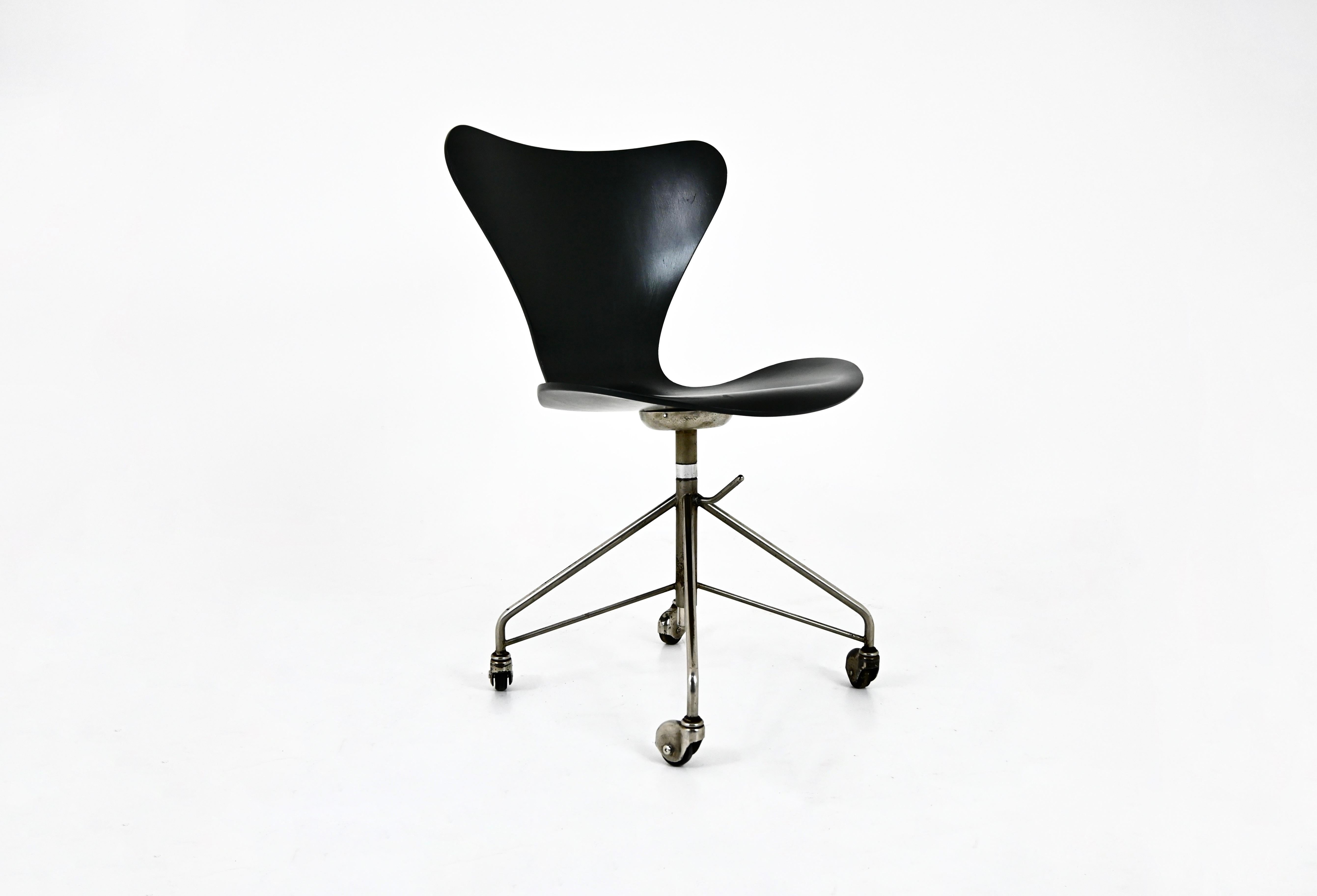Chaise de bureau en bois et métal. Tournant sur lui-même et réglable en hauteur. Hauteur maximale : 90 cm, hauteur maximale de l'assise : 58 cm. Usure due au temps et à l'âge de la chaise.
POUR L'EXPÉDITION, NOUS CONSULTER POUR OBTENIR LE MEILLEUR