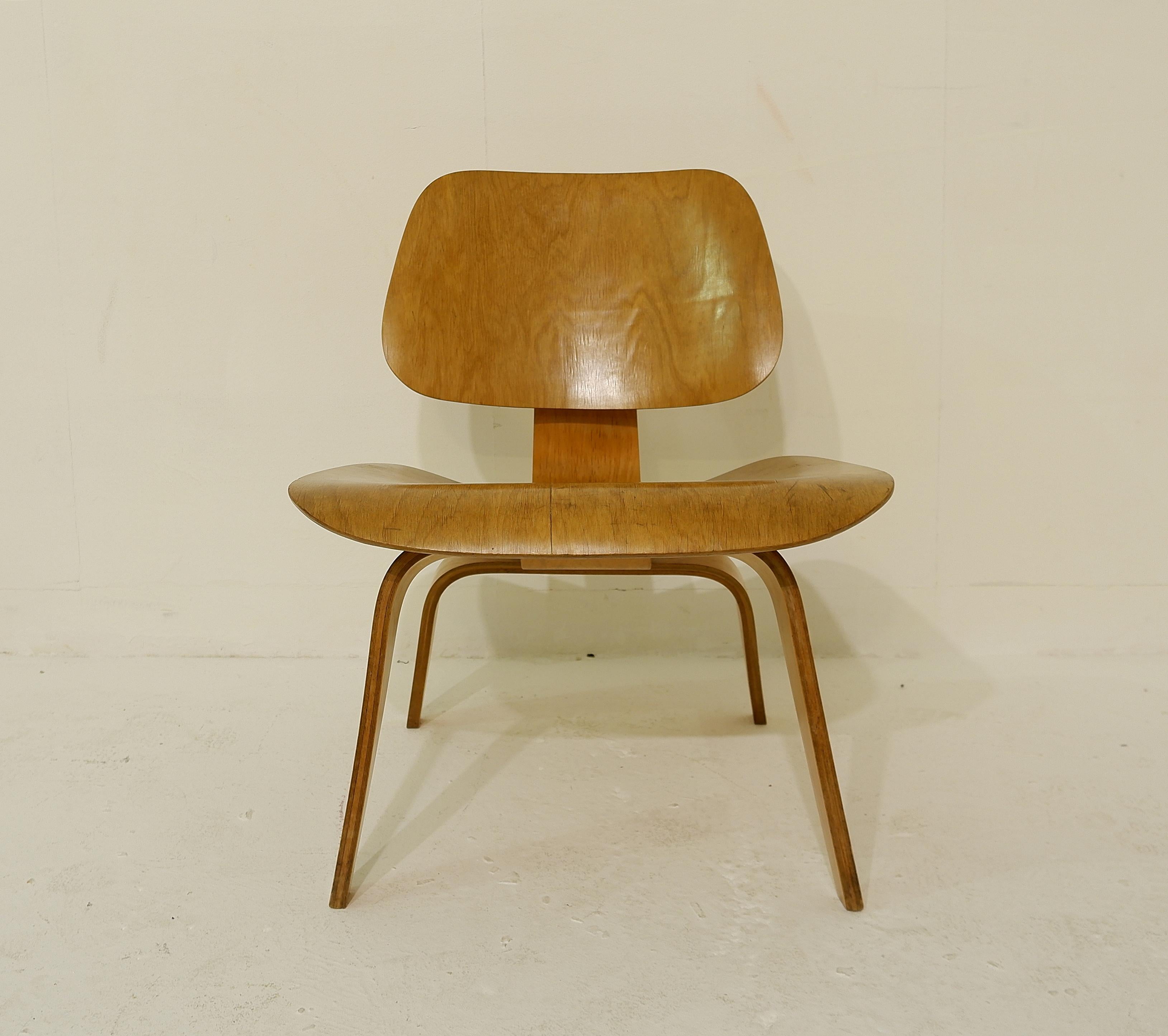 Chair model DCW in molded plywood, first edition by Charles & Ray Eames for Evans Products Company & Herman Miller, 1946.