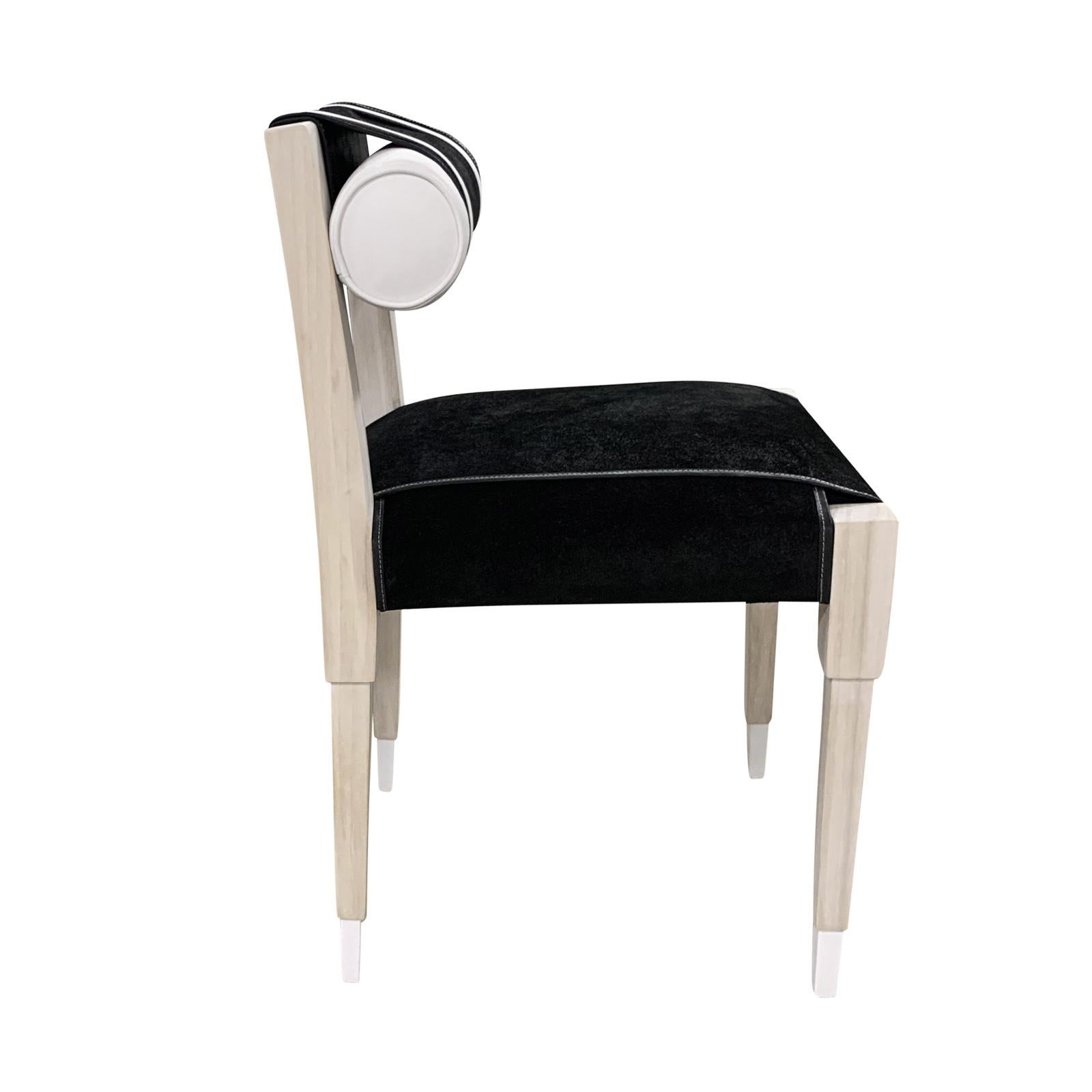 Schickes Profil und Stil definieren den Stuhl N°5. Dieser schöne Stuhl kombiniert ein Gestell aus gebleichter Eiche mit dem schönsten schwarzen Wildleder und weißen Vinylriemen (auch in echtem Leder erhältlich). Kundenspezifische Größen verfügbar!