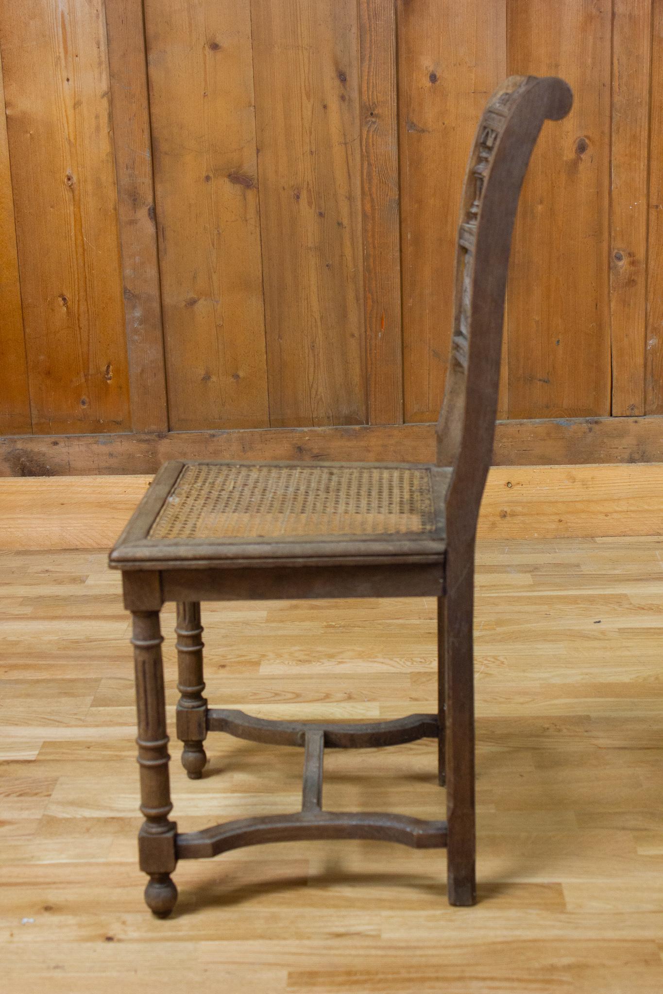 Charmanter Stuhl im Neo-Renaissance-Stil aus dem 19. Jahrhundert. Sein gerader Sockel ist durch einen Abstandshalter verbunden. Der Sitz ist aus Schilfrohr. Die Rückenlehne ist vollständig mit Säulen und floralen Motiven beschnitzt. 

Frankreich