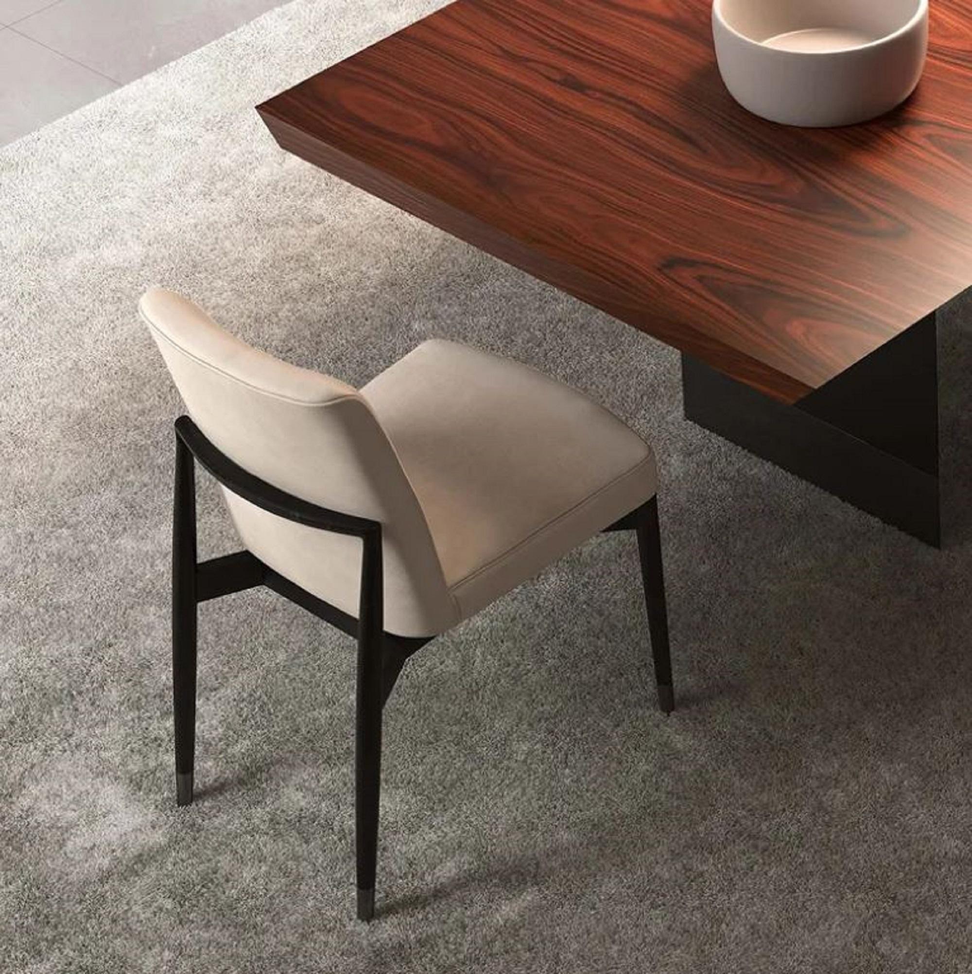 Der Next Level Stuhl von Malerba hat einen mattschwarz lackierten Holzrahmen, Metallfüße und eine individuell anpassbare Polsterung aus Leder oder Stoff aus unserer Kollektion. Er ist elegant und vielseitig, perfekt für verschiedene