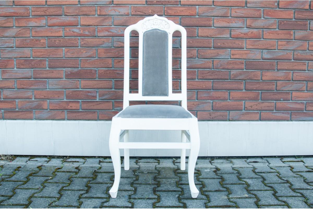 Ein Stuhl aus dem frühen 20. Jahrhundert.

Die Möbel sind in sehr gutem Zustand.

Maße: Höhe 107 cm / Sitzhöhe 45 cm / Breite 49 cm / Tiefe 56 cm