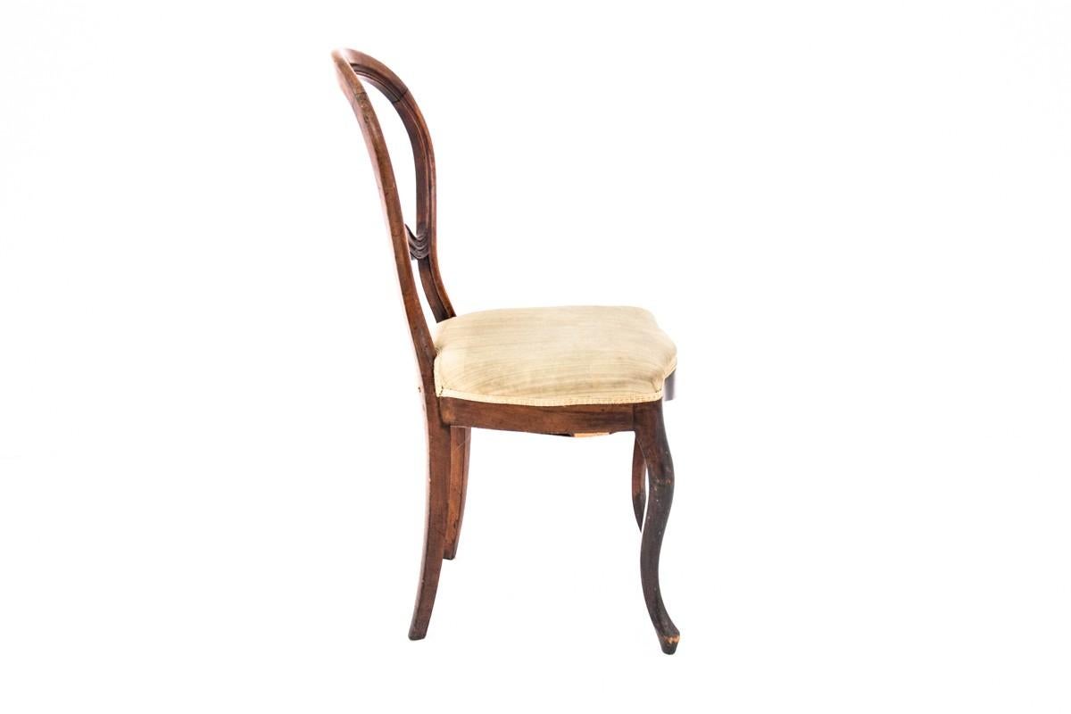 An antique chair from the end of the 19th century.
Dimensions: height 89 cm / height of the seat. 44 cm / width 45 cm / dep. 50 cm.


