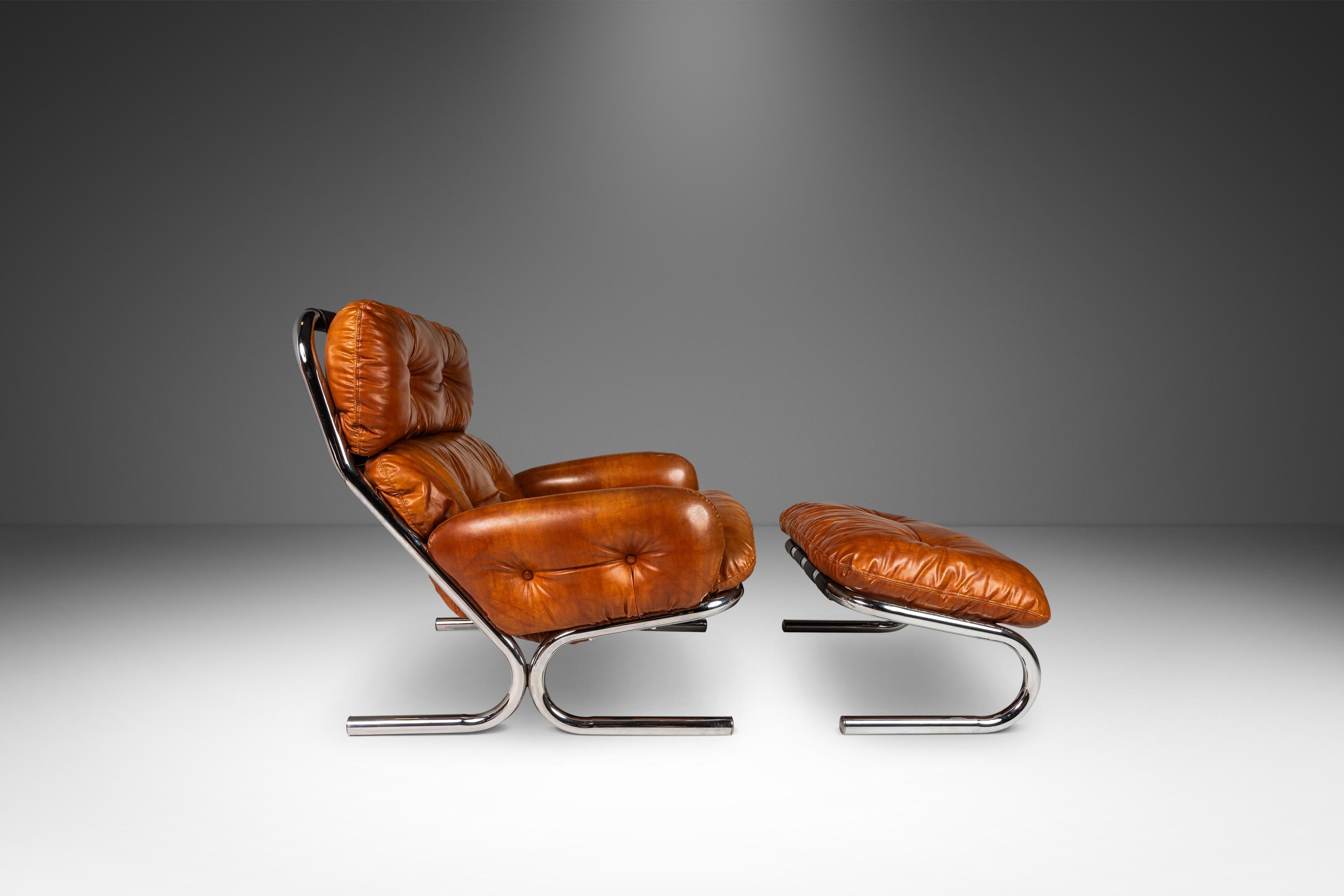 Rehaussez votre intérieur avec cet ensemble chaise et ottoman du légendaire Milo Baughman pour Directional, un excellent exemple de design moderne du milieu du siècle aux États-Unis, vers les années 1960. Cet ensemble se caractérise par un design