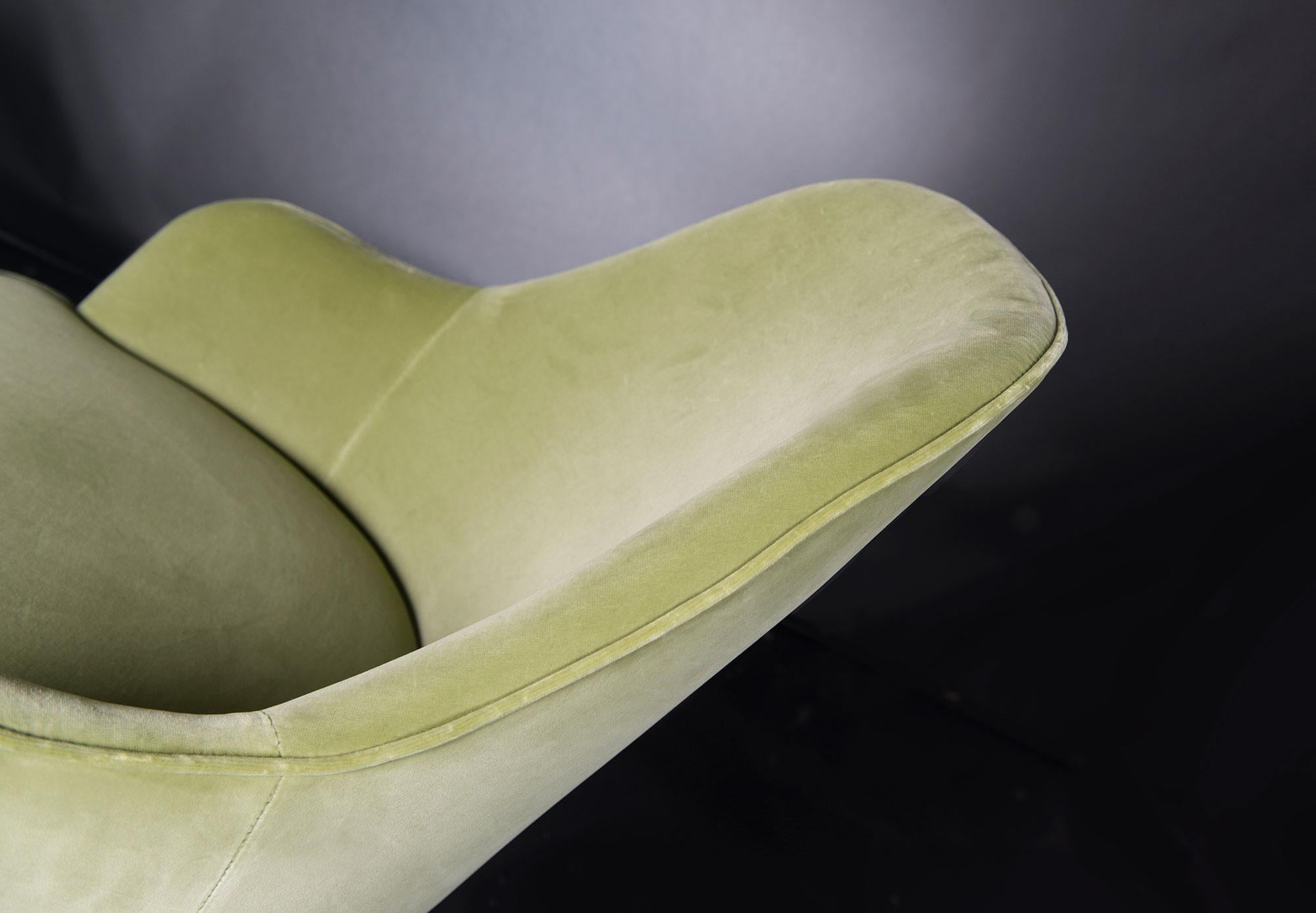 Moderne Chaise Paulette avec accoudoirs, velours et métal, Italie en vente