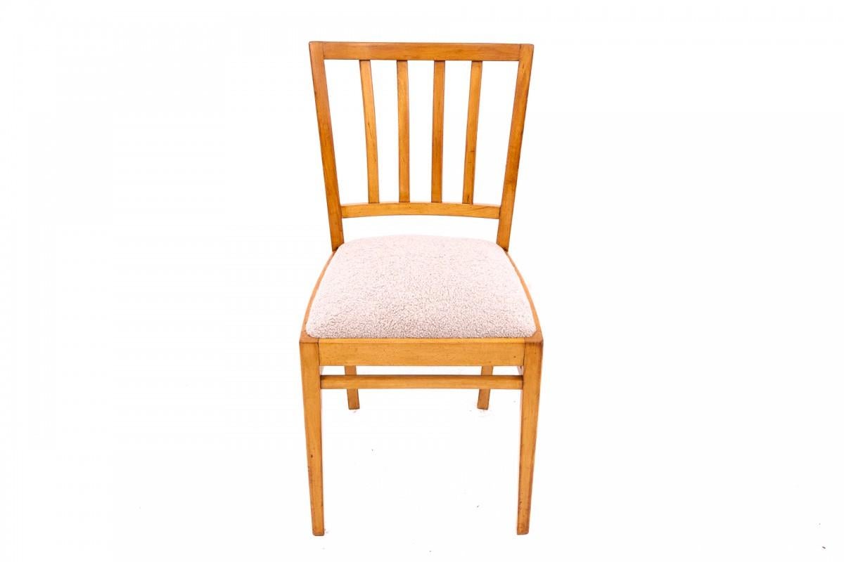 Stuhl aus der ersten Hälfte des 20. Jahrhunderts, Polen.

Dieses Möbelstück ist nach einer professionellen Renovierung in sehr gutem Zustand. Der Sitz wurde mit einem neuen Stoff bezogen.

Maße: Höhe 84 cm / Sitzhöhe 45 cm / Breite 41 cm / Tiefe 52