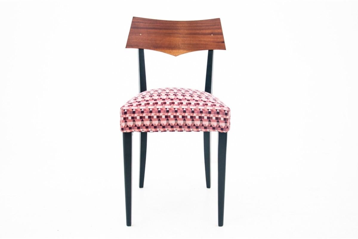 Chair from the 1960s.

The chair has a profiled backrest with an unusual shape. The backrest is veneered with beautifully grained walnut. The legs of the chair are stained black.

The furniture is in very good condition, after professional
