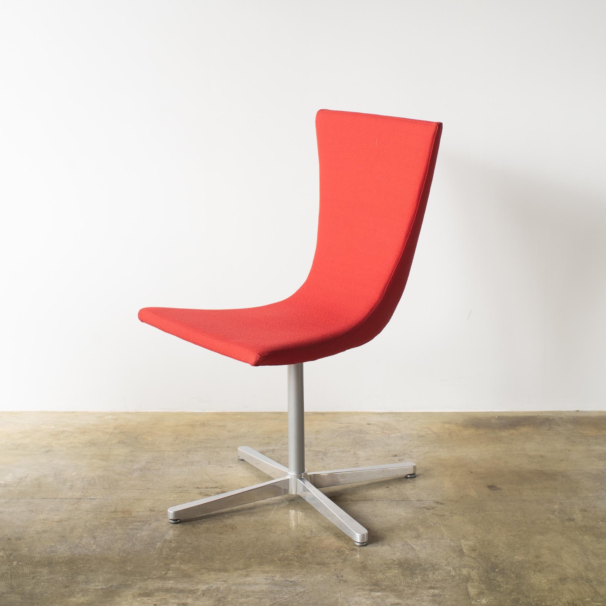 Drehstuhl aus rotem Stoff.  Christian Ghion entwarf es Ende der 90er Jahre für Idee Japan. 
Das ist der Stil der Jahr-2000-Einrichtung und des Designs. Auch ein wirklich tolles Beispiel aus dieser Zeit. 
 
