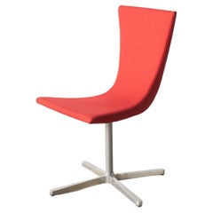 Sedia in tessuto rosso Christian Ghion  Design/One in stile Y2K