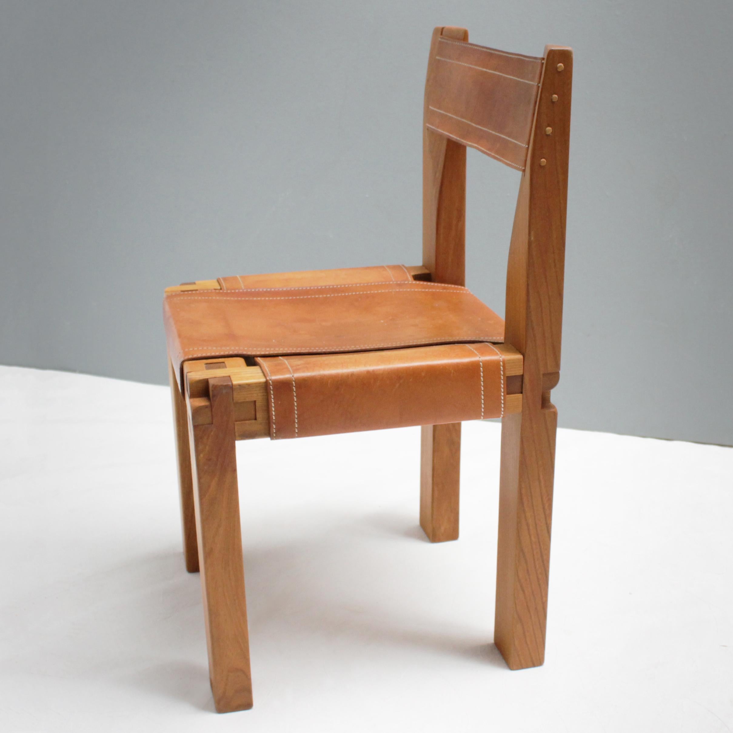 Chaise iconique S11 du designer français Pierre Chapo (1927-1987) pour l'Atelier Chapo, Paris. Bois d'orme massif avec de beaux joints en bois. Assise et dossier en cuir de selle naturel joliment patiné. Belle condition.
Dimensions : hauteur 78 cm,