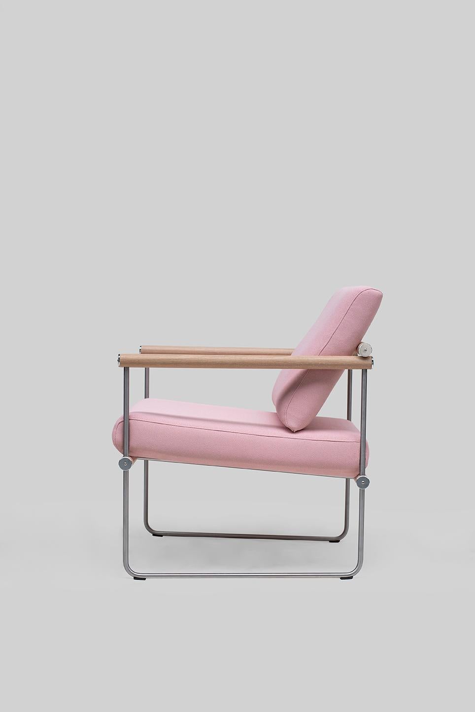 This mid-century modern 'Audrey' S12 is a comfortable armchair, designed by Peter Ghyczy in 2017 and hand-crafted in the GHCZY atelier in the South of the Netherlands. The backrest can be adjusted to the preferences of its owner. The chair’s playful
