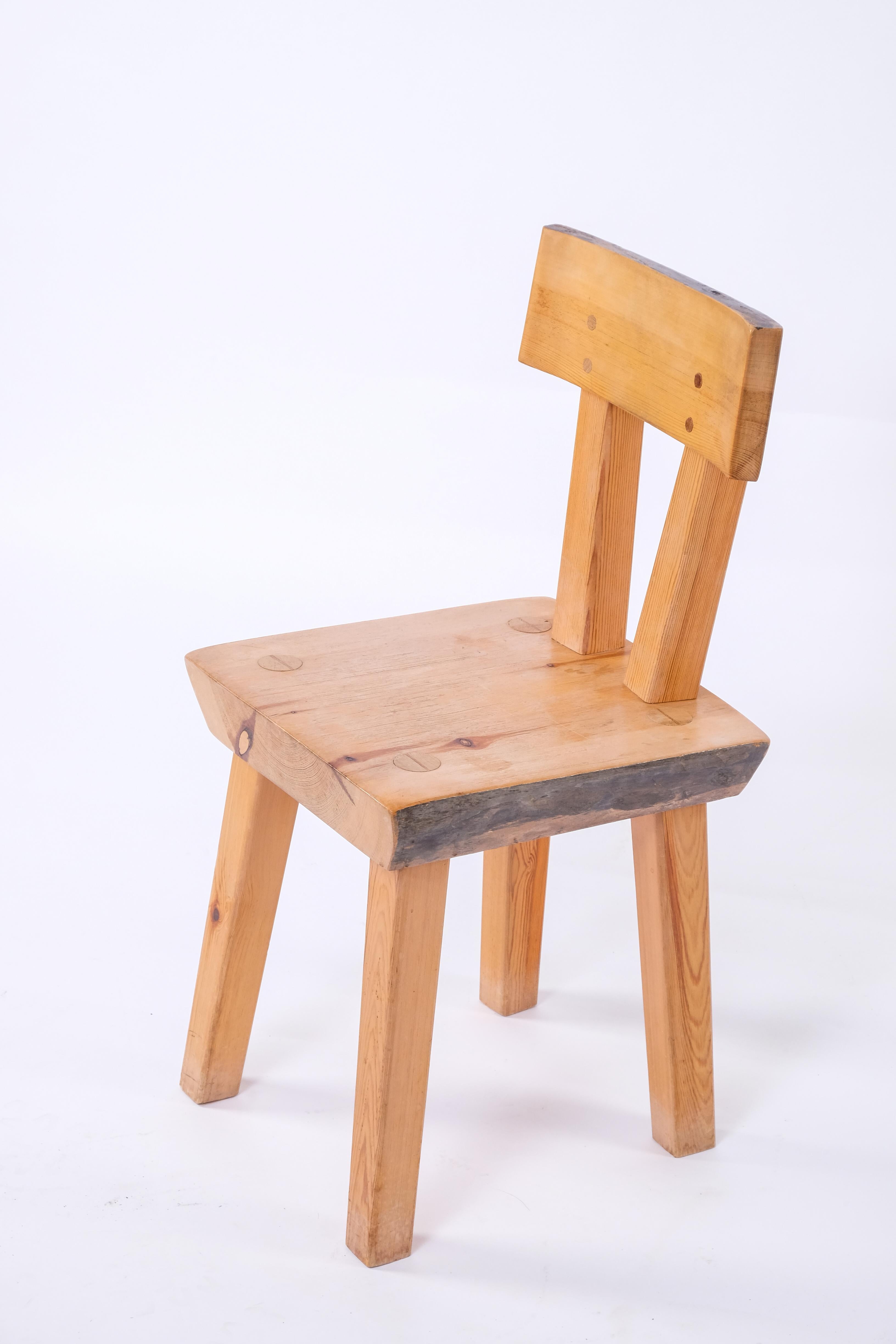 Rare chaise en pin, produite en Suède, fin des années 1970.
