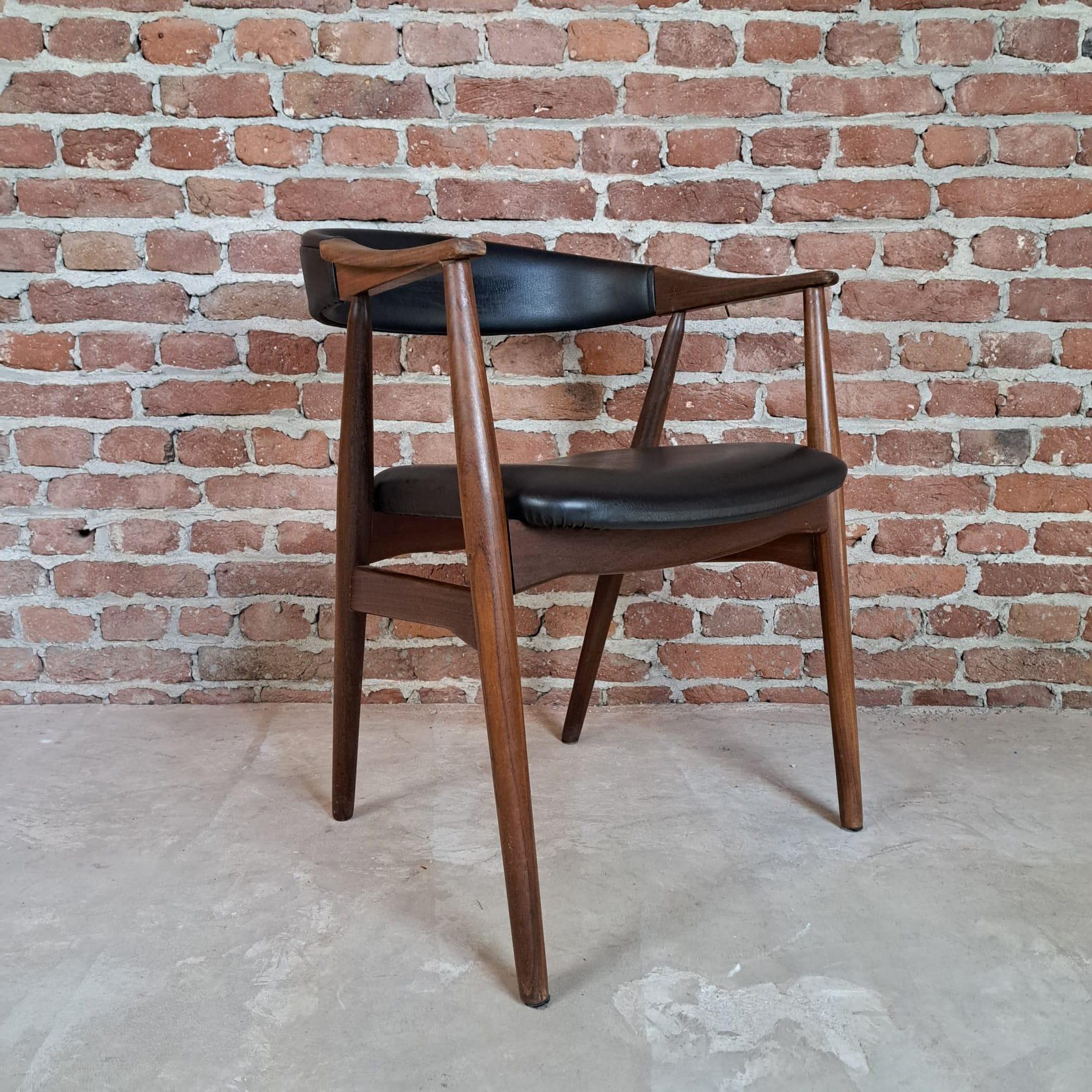 Chair T.H.Harlev Model 213 for Farstrup Møbler, 1960

Additional information:
Country of Manufacture – Denmark
Design Period – 1960
Production Period – 1960
Designer – T.H.Harlev
Model – N.213
Producer – Farstrup Møbler
Style – Midcentury / Danish