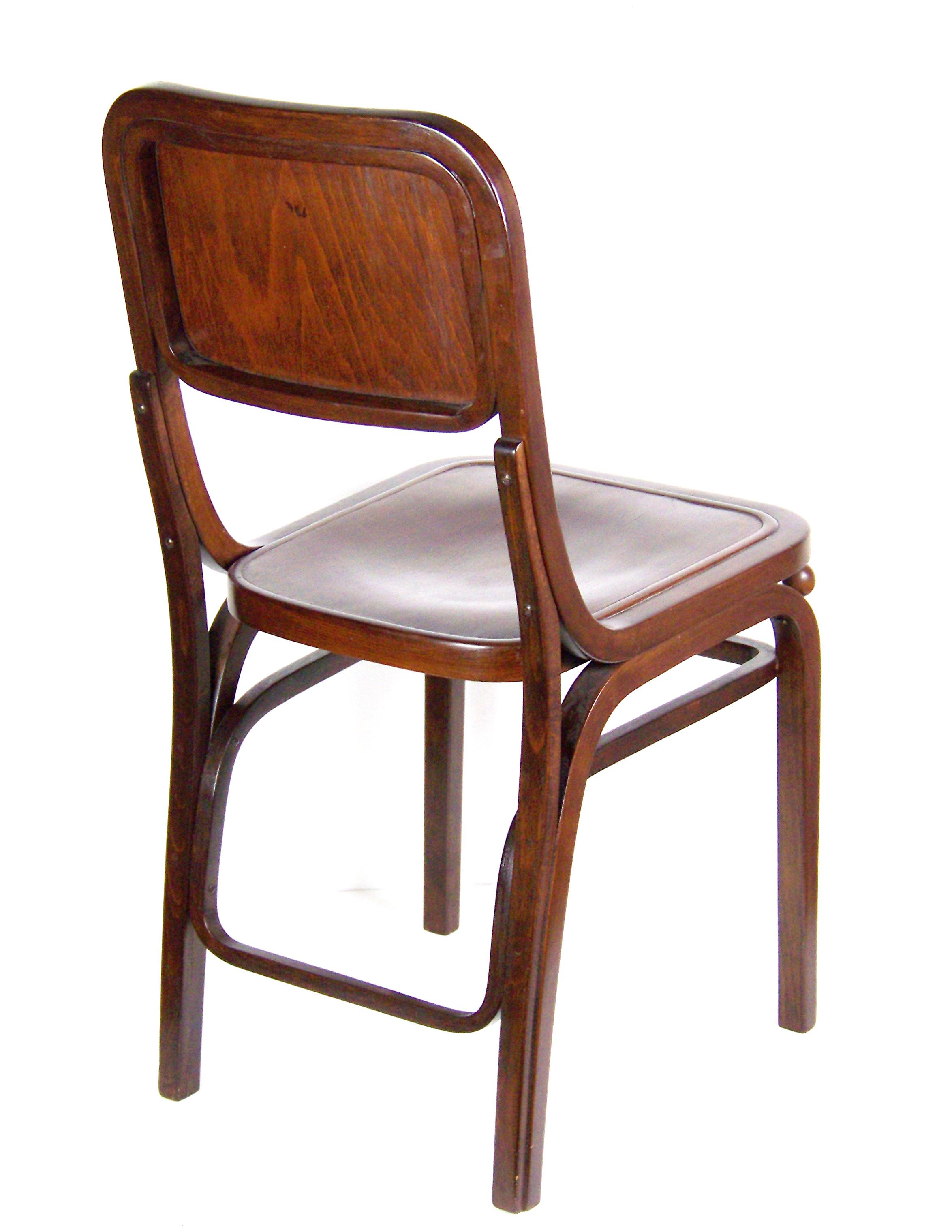Äußerst seltener Stuhl Thonet Nr. 404. Wahrscheinlich für die Weinstube des Prager Stadthauses im Jahr 1910 entworfen, in leichter Abwandlung eines Stuhls, den Marcel Kammerer möglicherweise für die österreichische Ausstellung in London 1905