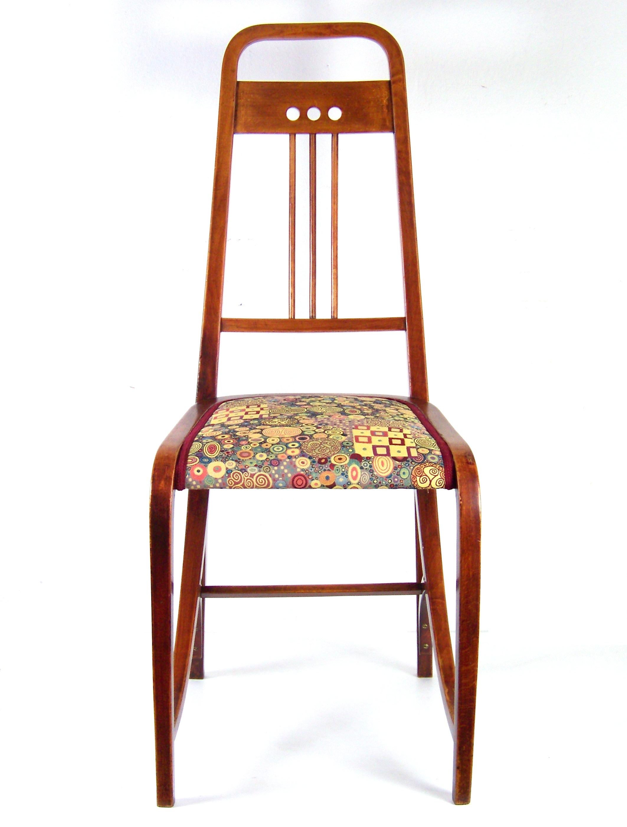 Fabricado en Austria por la empresa Gebrüder Thonet. Sólido y compacto. Limpiado y repulido suave con acabado de concha. Tapicería nueva. Patrón de tela inspirado en la obra de Gustav Klimt.
