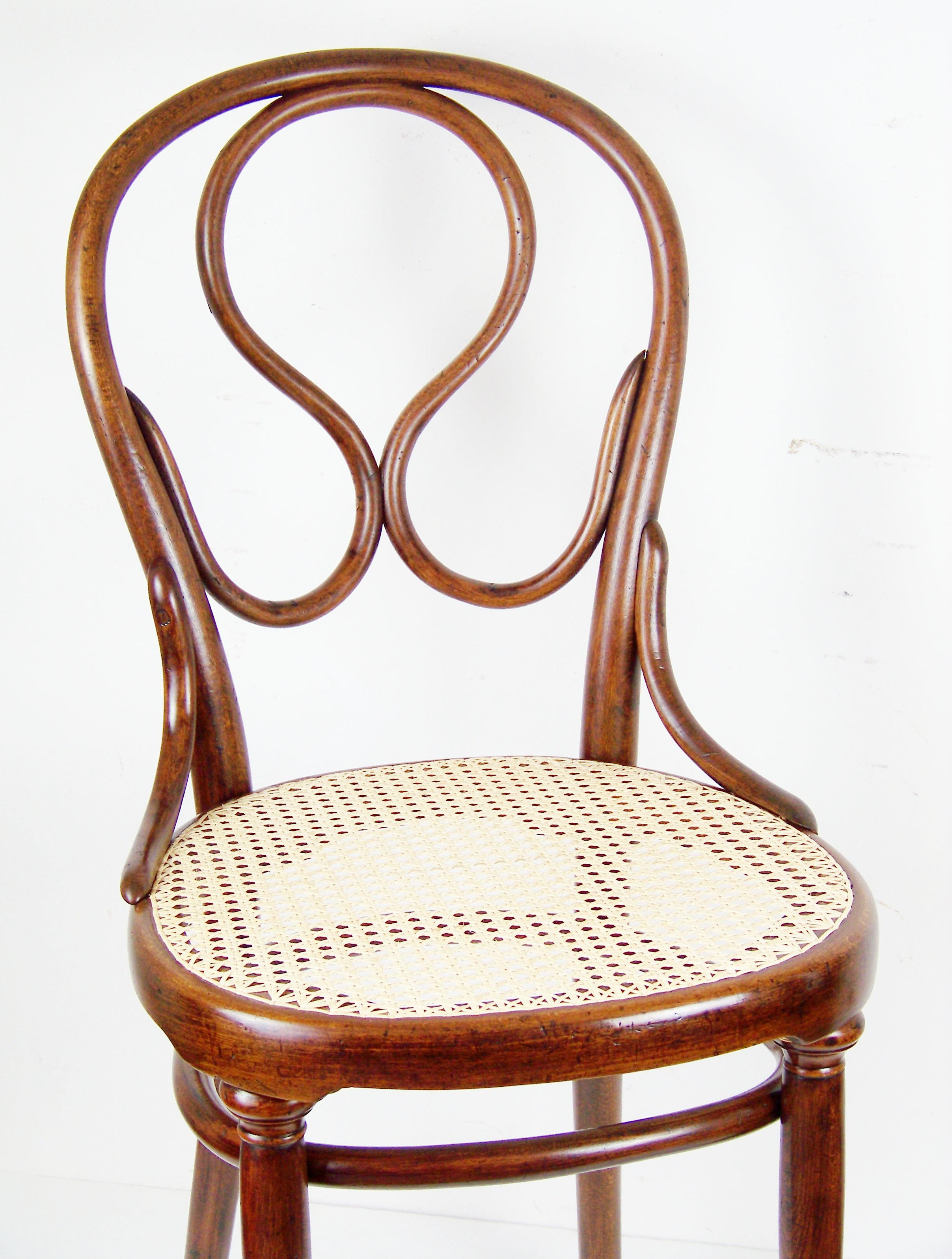 Manufactured in Austria by the Gebrüder Thonet company. Newly restored. New cannung in seat.