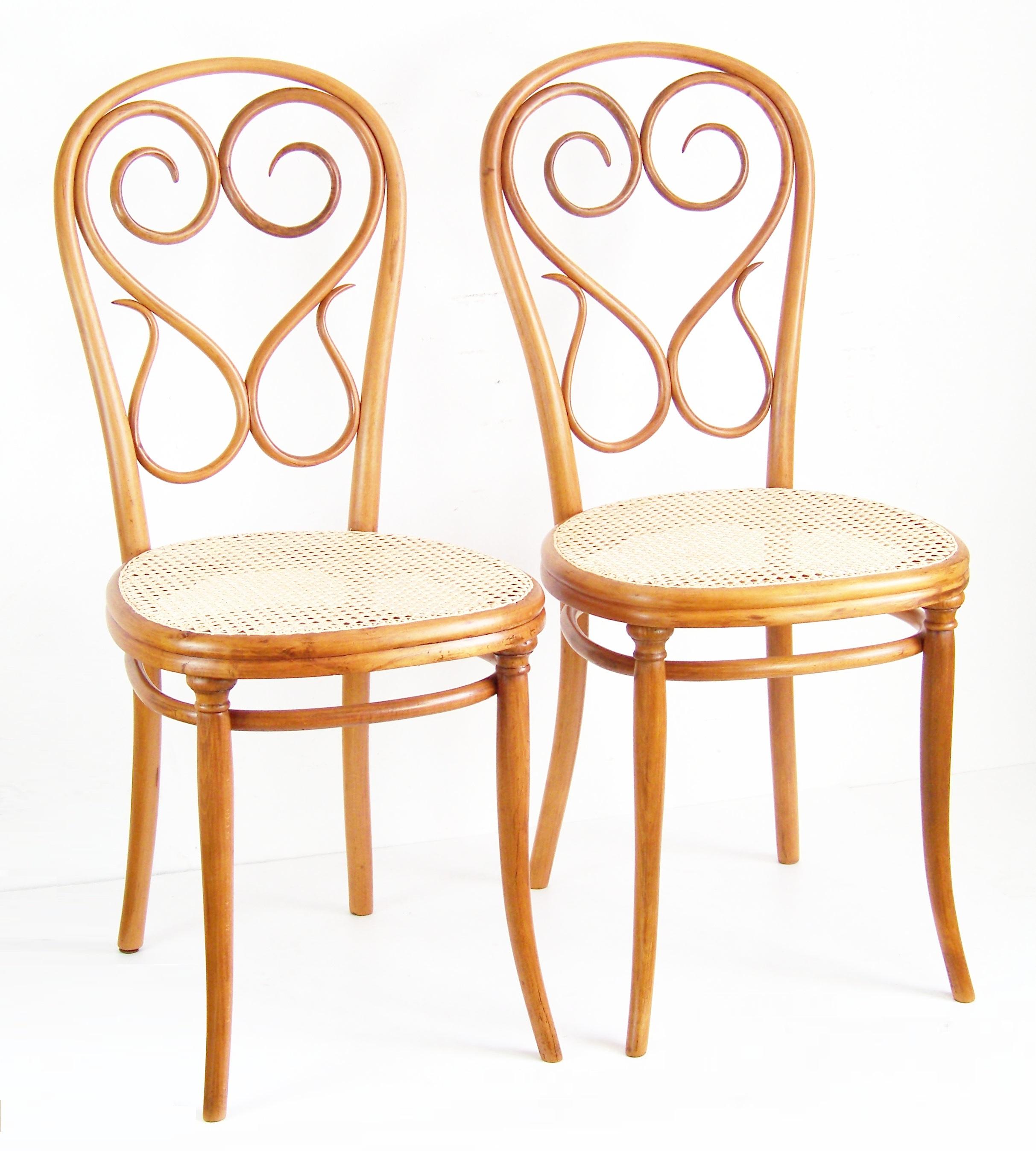 Sehr seltener Stuhl, die älteste industriell hergestellte Version des Stuhls Nr. 4. 4. Neu restauriert.