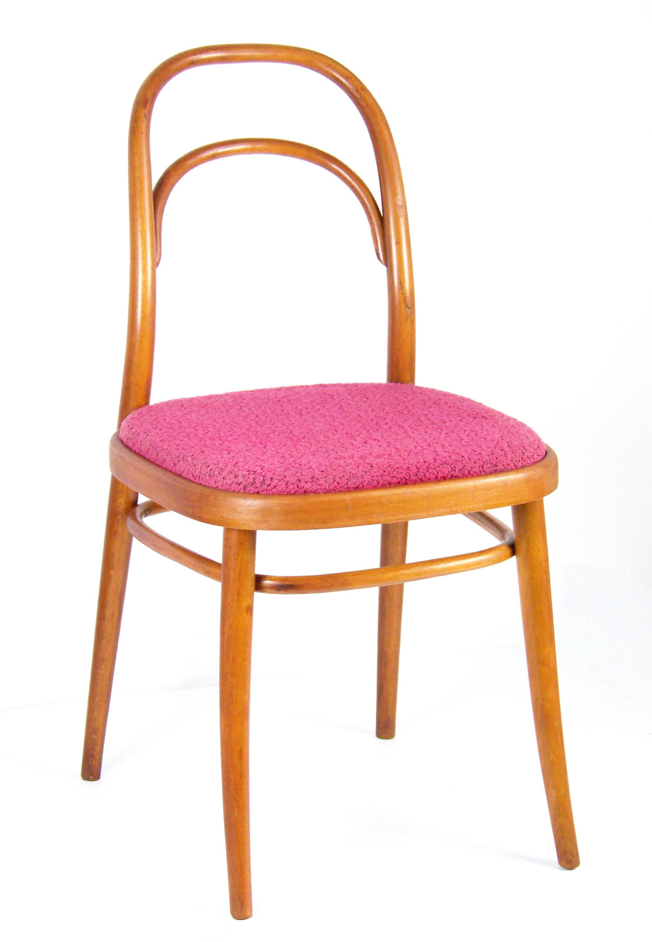 Variant chair no. 1668, designed in 1967 by arch. Antonín Šuman in Czechosovakia. The chair won important design competitions in its time. In contrast to chair No. 1668 to export abroad, chair No. 1667 was sold only to the domestic market. Good